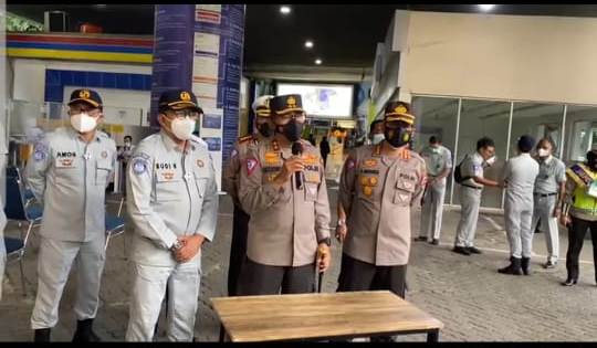 Kakorlantas Polri Irjen Pol Istiono meninjau kesiapan stasiun Gambir dalam libur Imlek, khususnya dalam hal protokol kesehatan Covid.