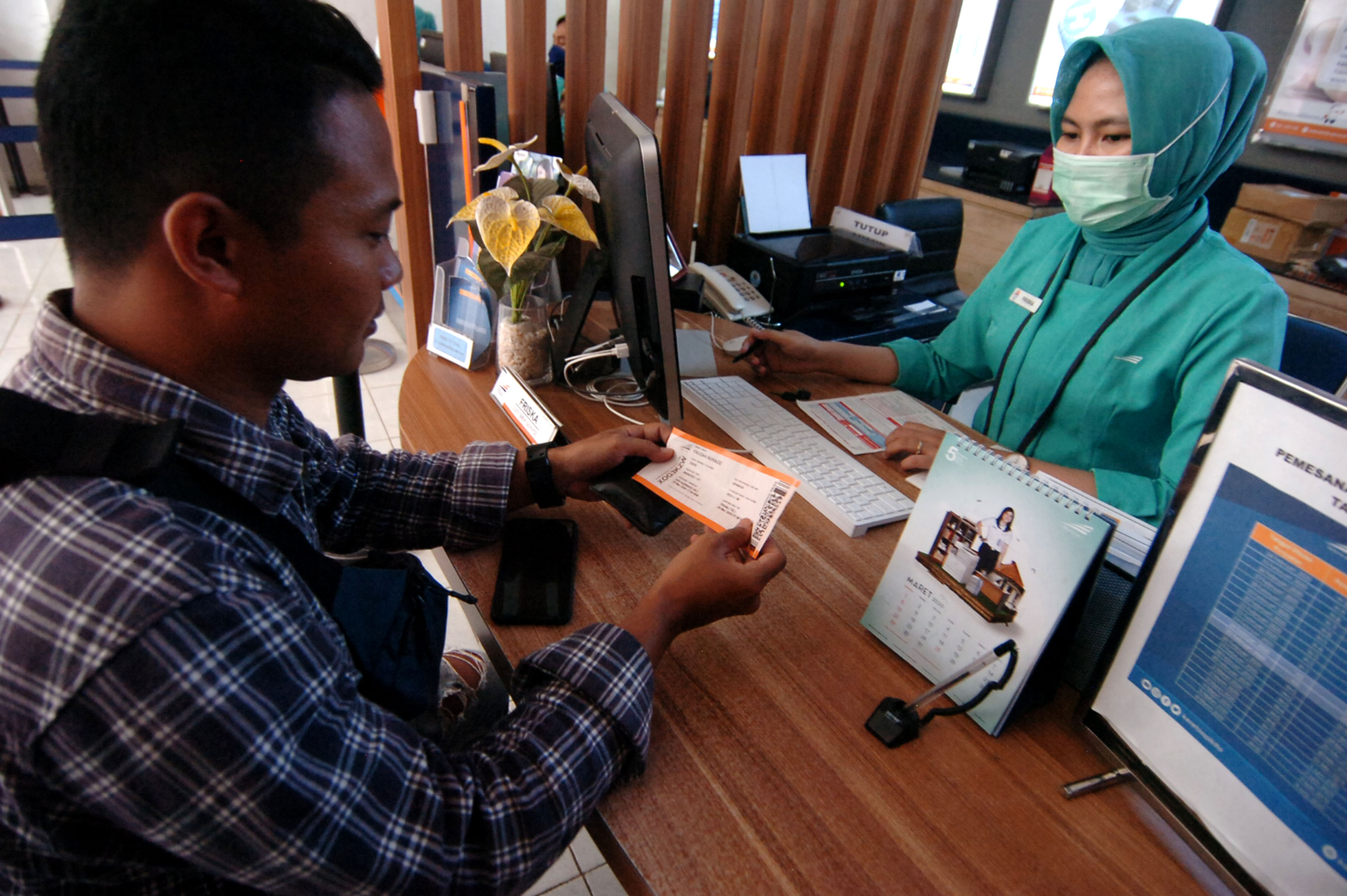 Penumpang mengembalikan tiket yang dibatalkan perjalanannya oleh PT KAI di Stasiun Tegal, Jawa Tengah.