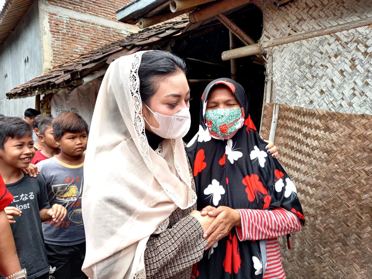 Anggota DPR dari Daerah Pemilihan IX, Paramitha Widya Kusuma berikan bantuan dana rehab rumah korban banjir Brebes..