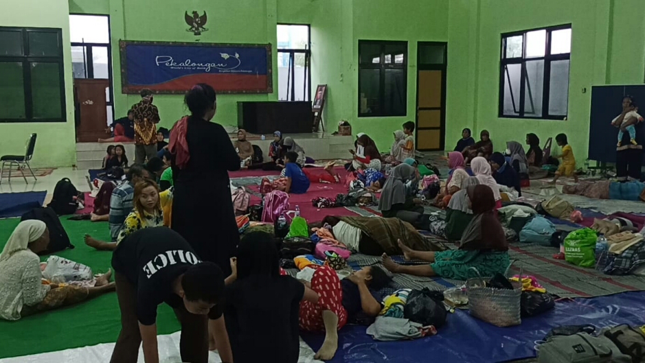 Warga Kota Pekalongan mengungsi di tempat aman karena rumah mereka terendam banjir pantura Jawa Tengah,