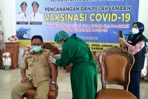 Wabup Suko Hardjono saat disuntik vaksin Sinovac di Kabupaten Sorong.