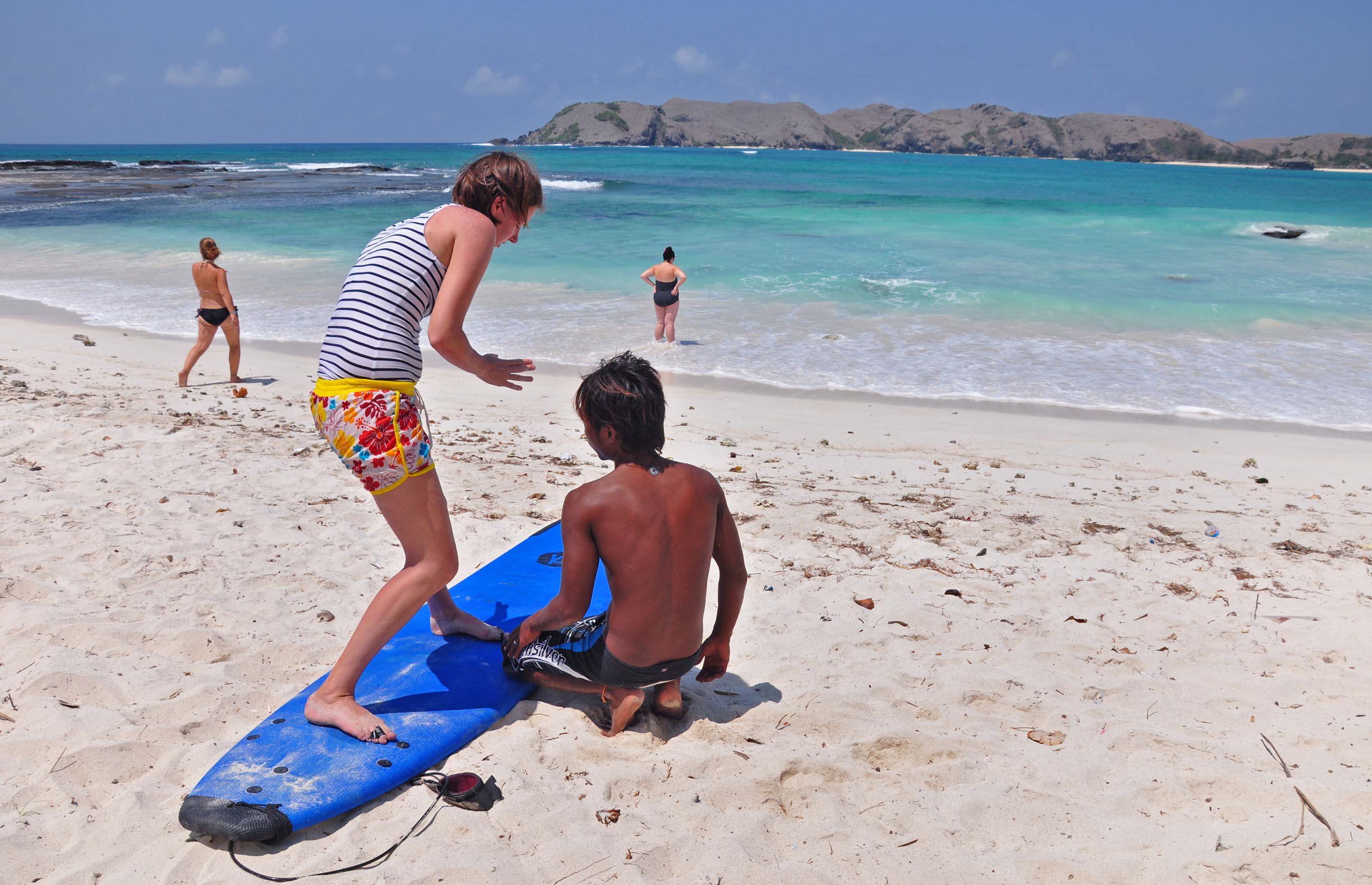 Wisatawan Australia belajar surfing di Pantai Tanjung Aan, Desa Kuta, Pujut, Praya, Lombok Tengah, NTB sebelum pandemi.