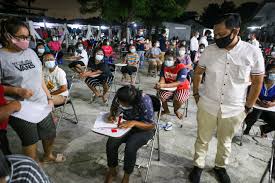  Petugas Badan Perlindungan Pekerja Migran Indonesia mendata sejumlah Pekerja Migran Indonesia di Tangerang, Kamis (19/11/2020).