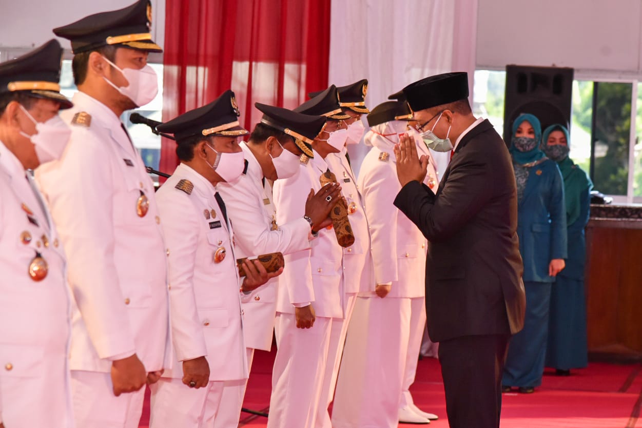  Gubernur NTB, Zulkieflimansyah melantik enam dari tujuh pasangan bupati dan wakil bupati dari hasiil Pilkada 2020, Jumat (26/2/2021).