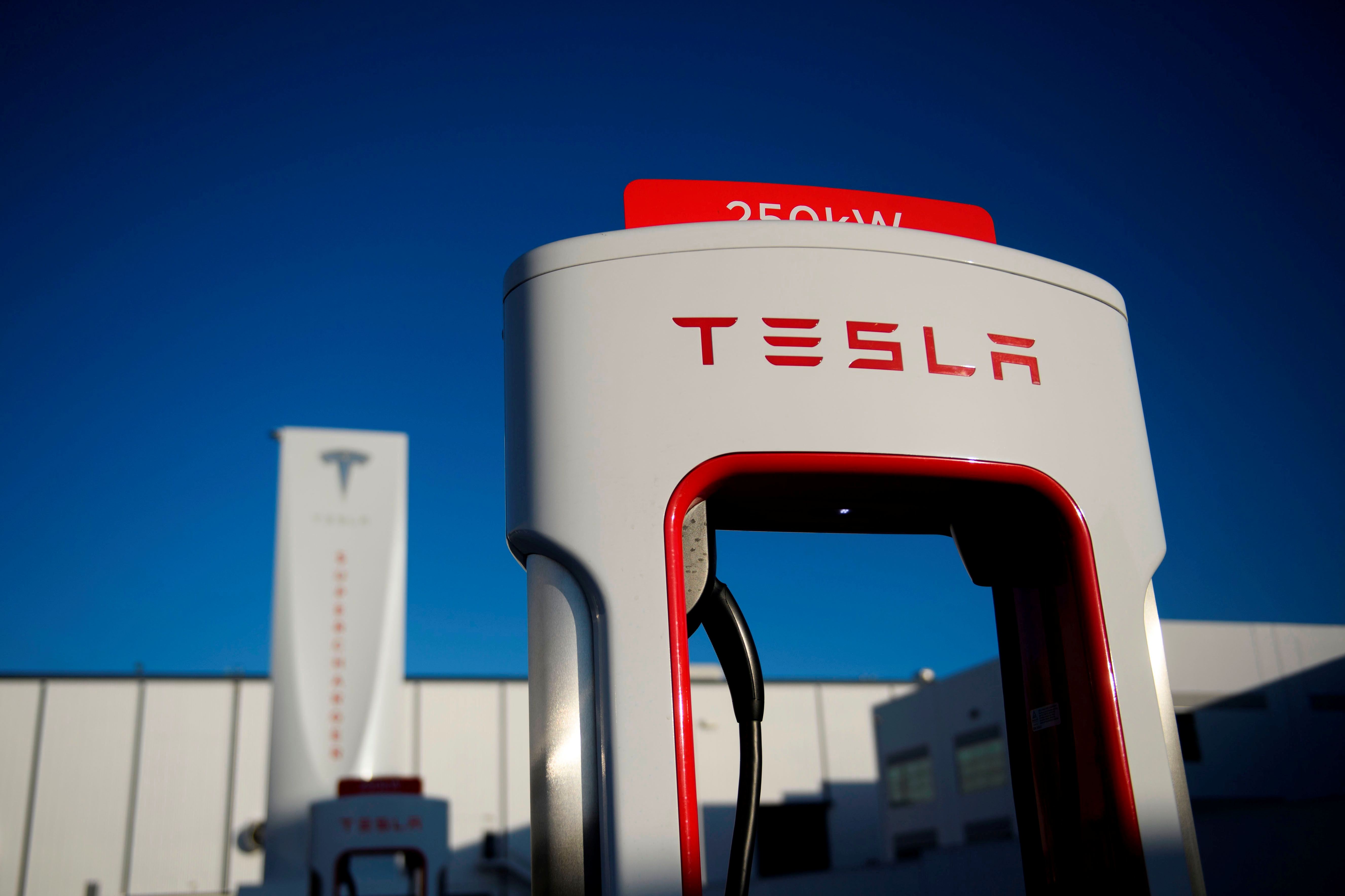 Logo Tesla terlihat pada stasiun pengisian kendaraan listrik 250 kw di stasiun supercharger Tesla Inc, AS, beberapa waktu lalu.