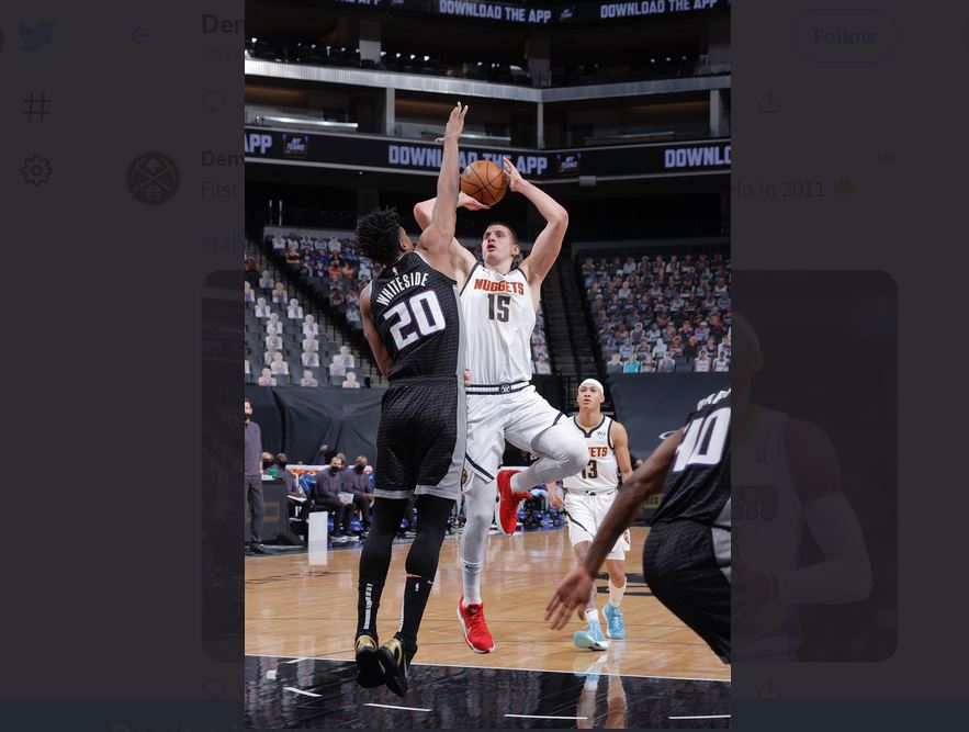 Pemain Denver Nuggets Nikola Jokic akan menembakkan bola dalam laga NBA melawan Sacramento Kings