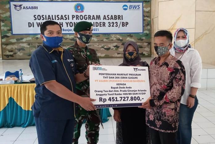 Manfaat santunan sebesar Rp451.727.800 diterima langsung oleh Dede Anda orang tua almarhum Prada Ginanjar Arianda.