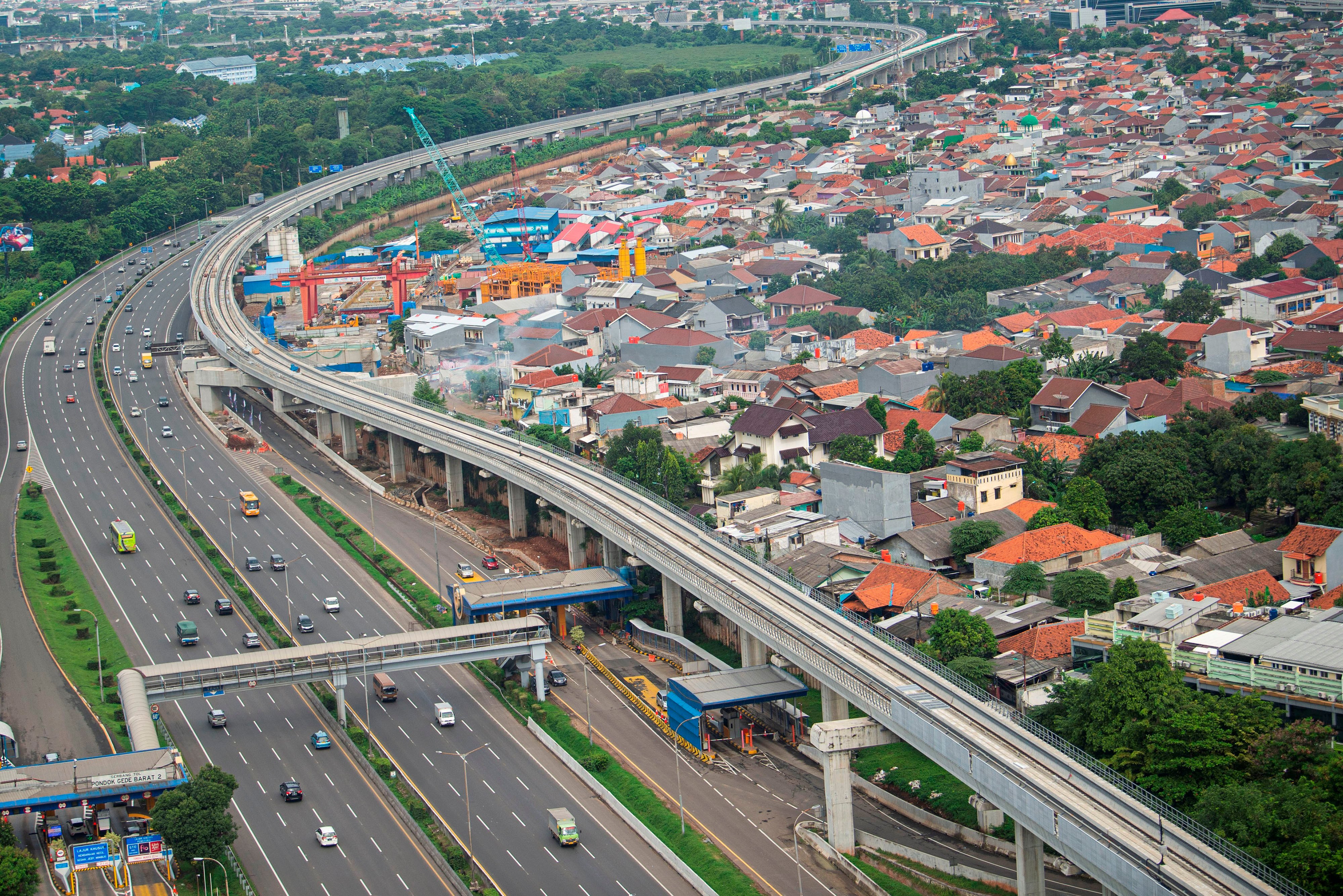 Pembangunan ruas jalur kereta LRT Jabodebek berlangsung di samping Tol Jakarta-Cikampek, Jakarta, beberapa waktu lalu.