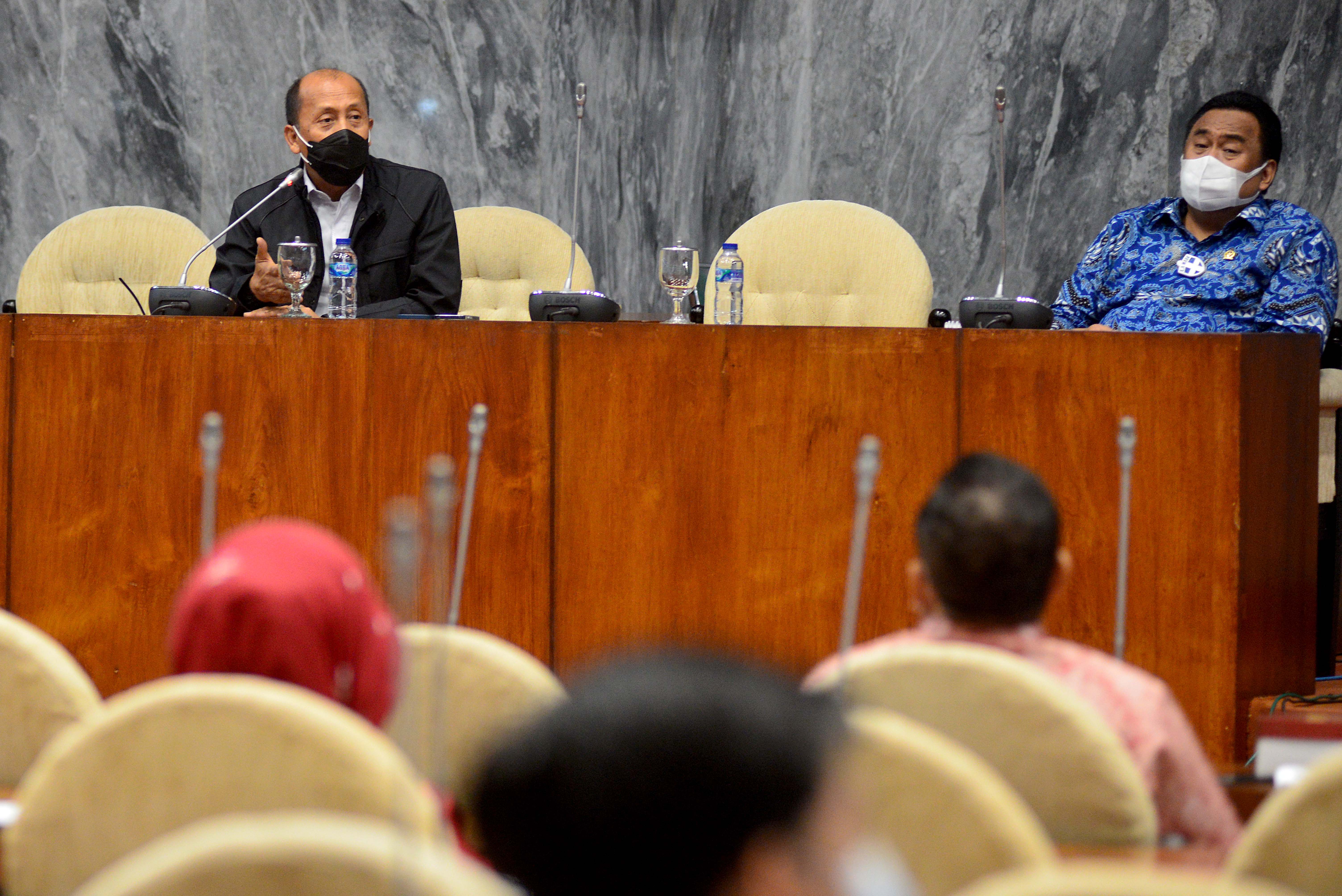  Sekretaris Fraksi NasDem DPR Saan Mustopa (kiri) didampingi Wakil Ketua DPR RI Rachmat Gobel dalam FGD urgensi RUU Pemilu, Kamis (4/2)..