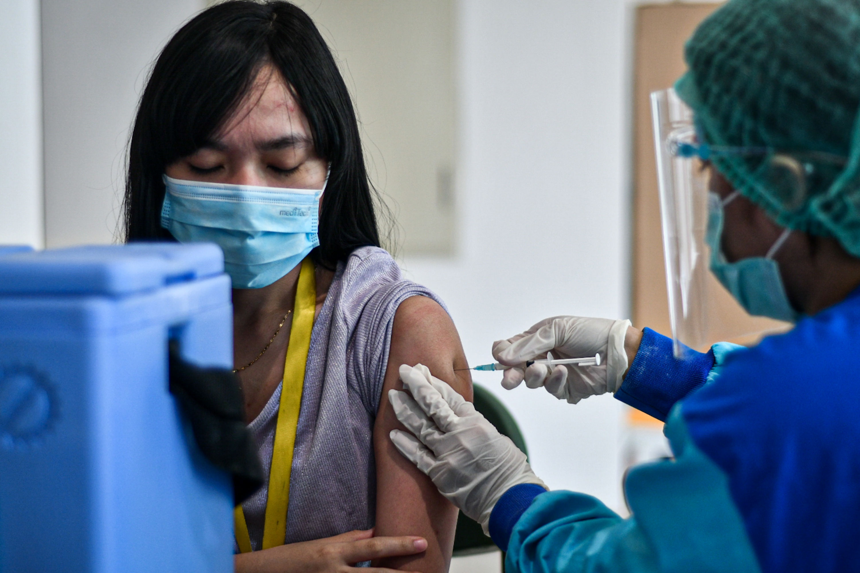 Sejumlah tenaga kesehatan menjalani vaksinasiCovid-19 di Rumah Sakit Darurat (RSD) Wisma Atlet, Jakarta. 