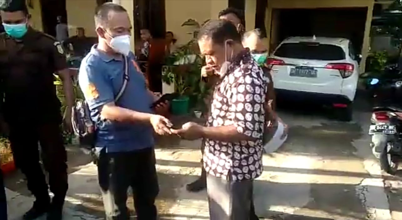 Tersangka saksi palsu (berbaju batik) dalam kasus penjualan tanah 30 hektare aset Pemkab Mabar, ditangkap penyidik Kejati NTT, di Kupang.