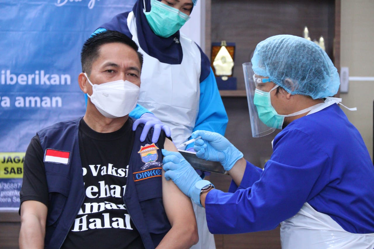 Sekda Kota Palembang, Ratu Dewa melakukan vaksinasi Covid-19 dosis kedua di RS Bari Palembang, kemarin.