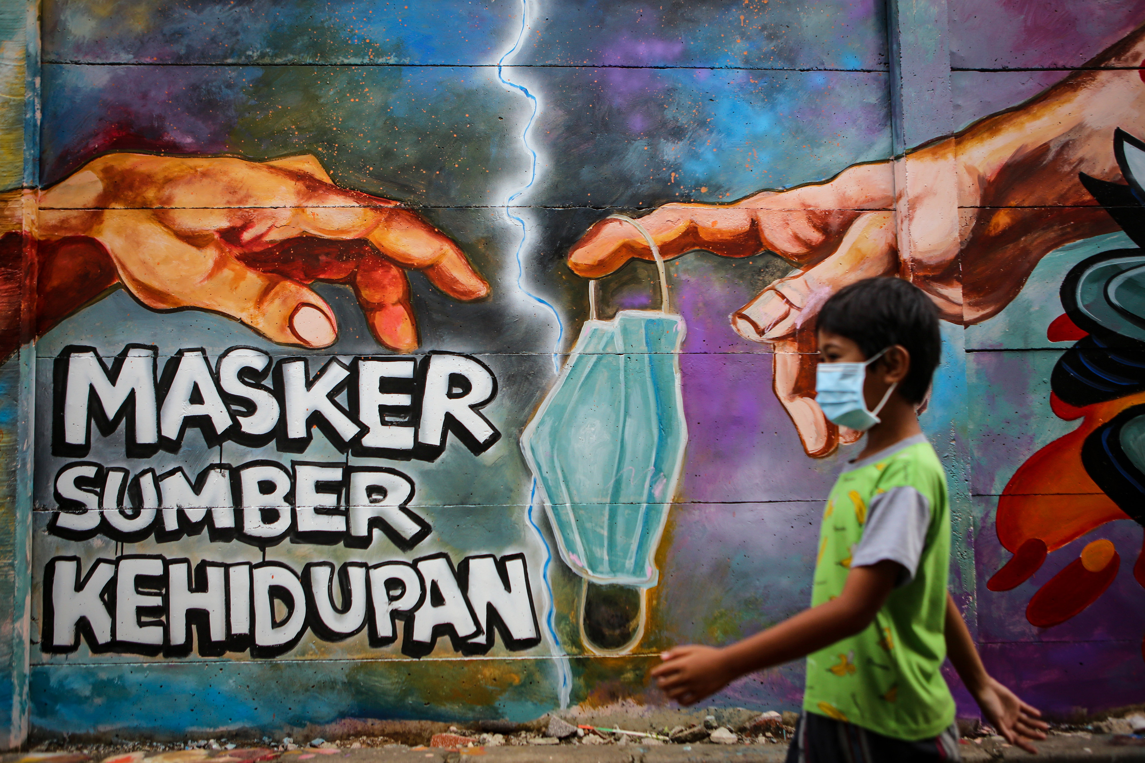 Mural ajakan untuk mematuhi protokol kesehatan