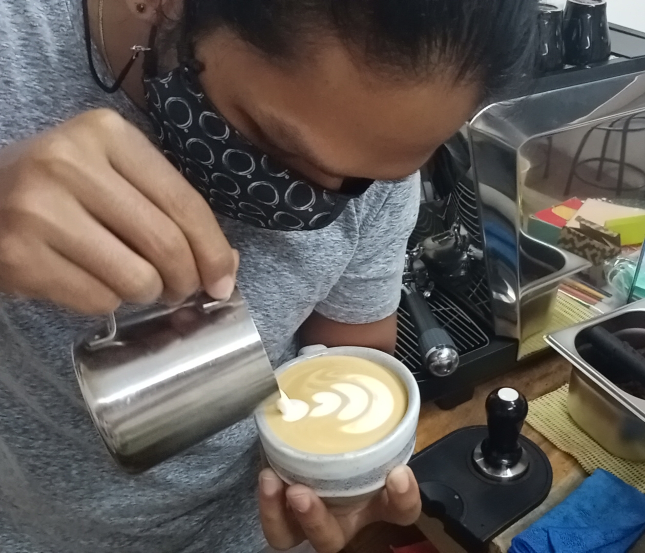 Barista Sketsa Kopi meracik minuman kopi yang berasal dari kopi-kopi lokal Nusantara