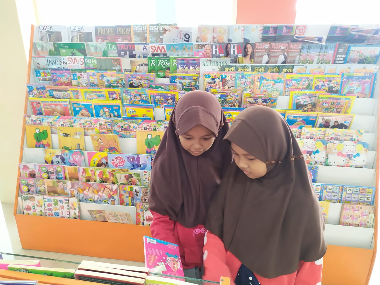 Murid-murid di perpustakaan sekolah