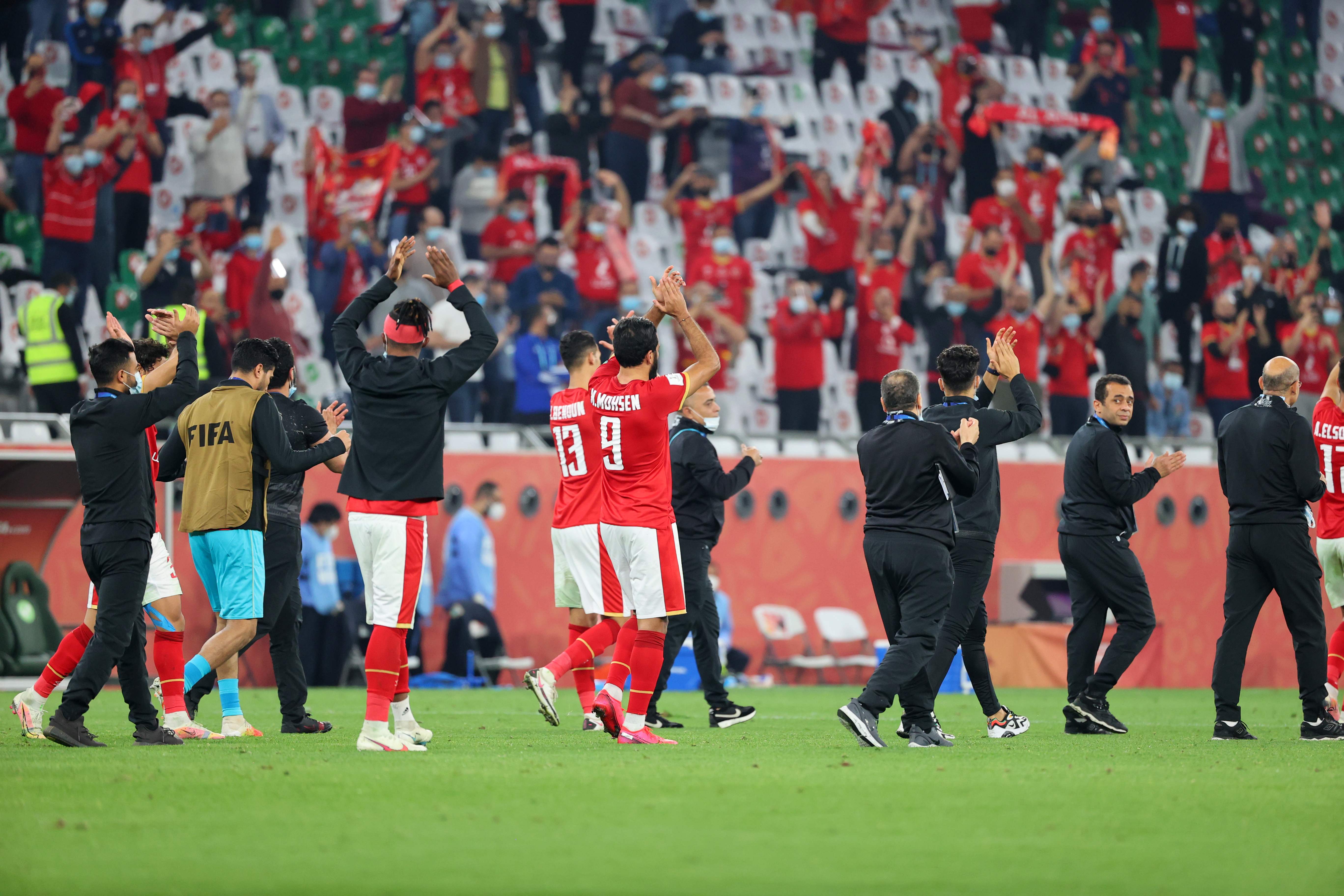 Pemain Al Ahly merayakan kemenangan atas Palmeiras dalam laga perebutan posisi tiga Piala Dunia Antarklub 2021, Kamis (12/2). 