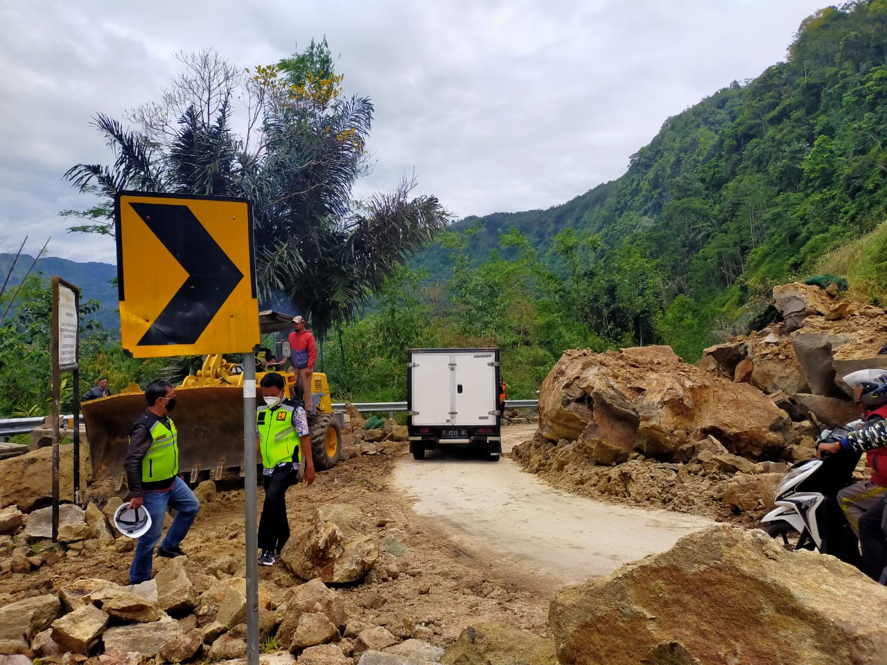 Tebing di Tanjakan Mala atau dikenal Tebing Hijau yang longsor di  Kampung Cibodas, Kecamatan Naringgul, Kabupaten Cianjur, Rabu (17/2).