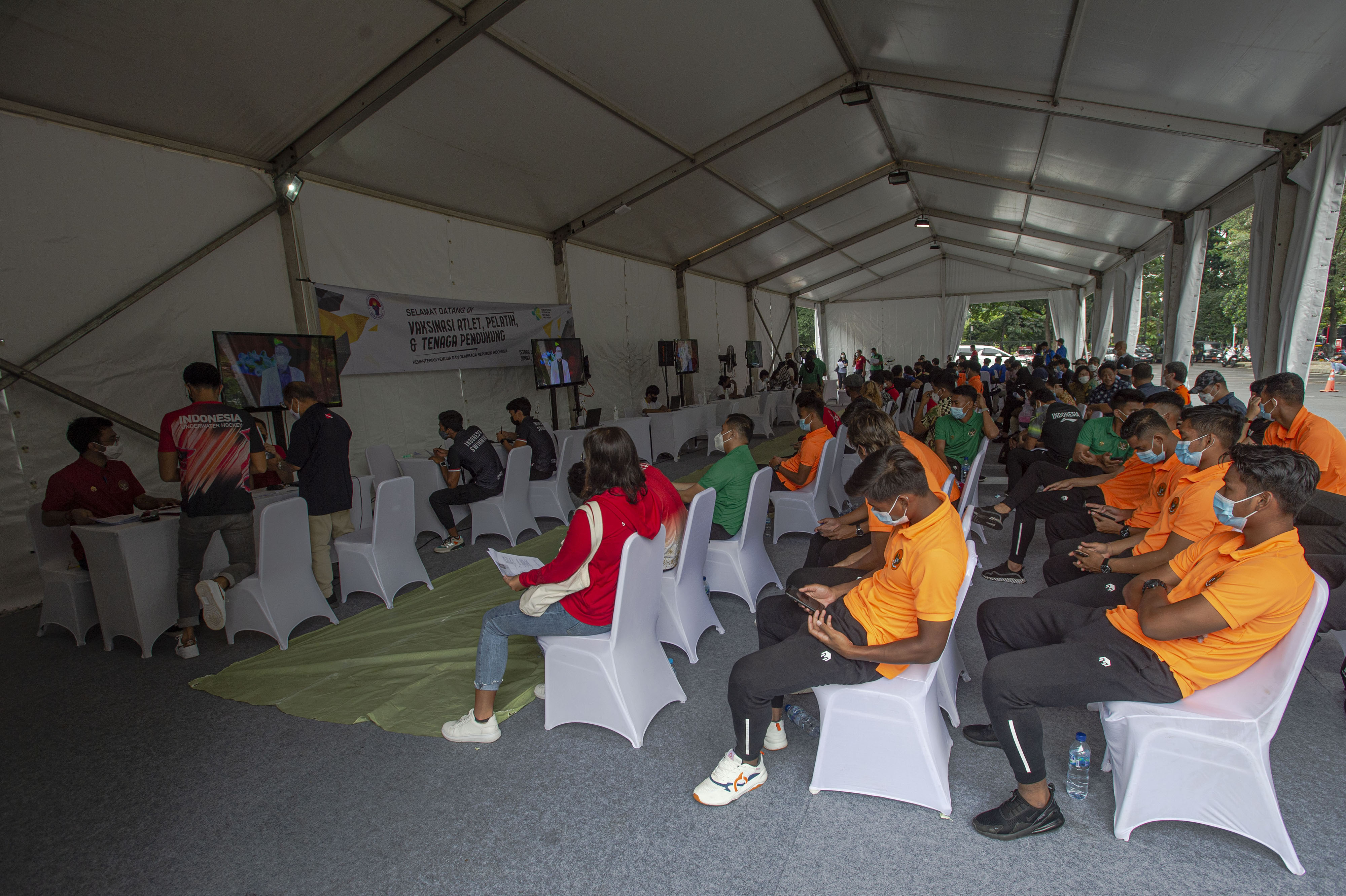 Sejumlah atlet menunggu untuk mendapatkan vaksin Covid-19