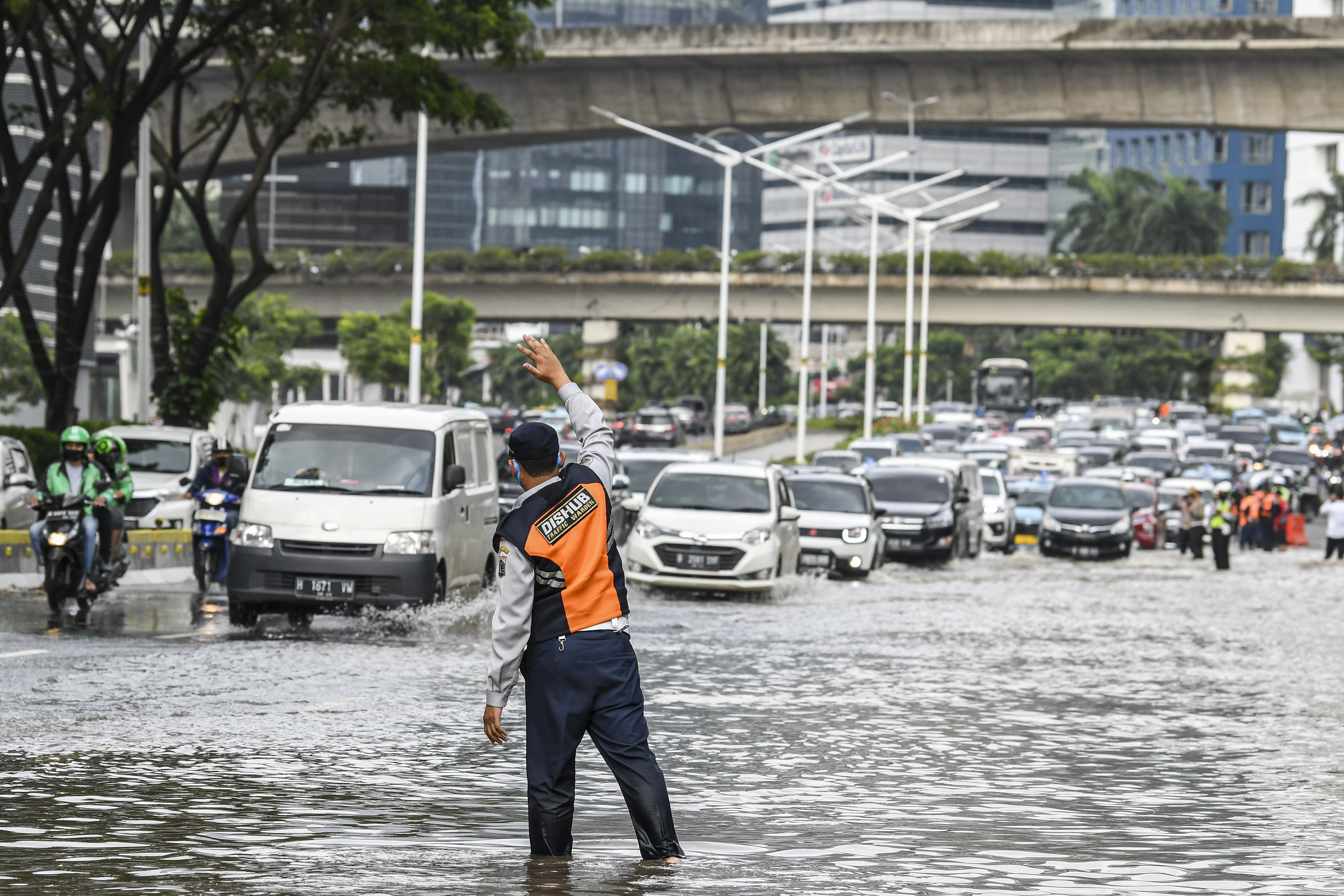 Genangan air di Jalan Jenderal Sudirman, Jakarta, sudah mulai surut dan kini bisa dilalui kendaraan, Mingggu (21/2) 