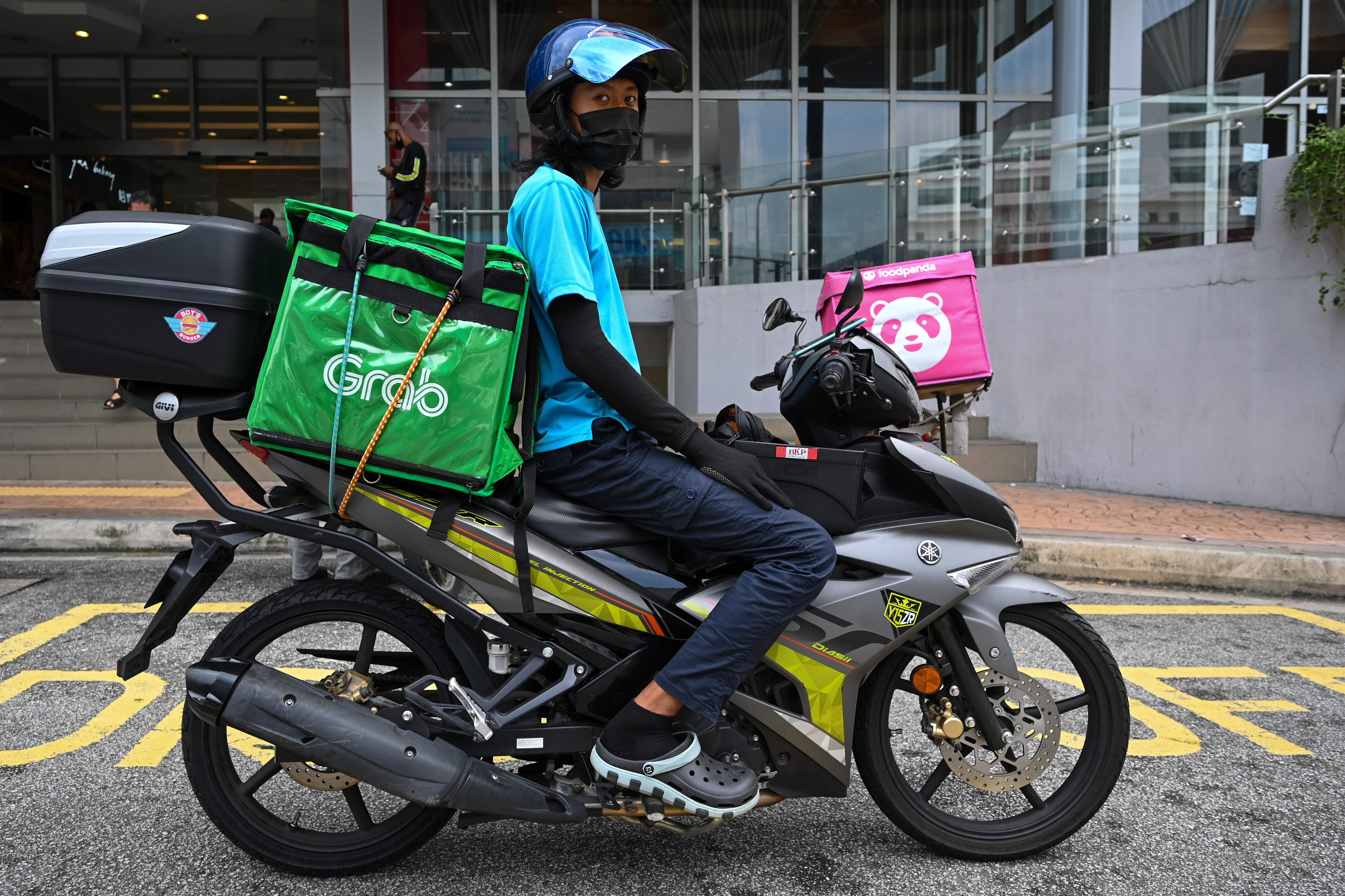 Pengemudi Grab pengantar makanan di Kuala Lumpur. Pertumbuhan Ekonomi Malaysia Mengalami Kontraksi Terdalam Sejak 1998