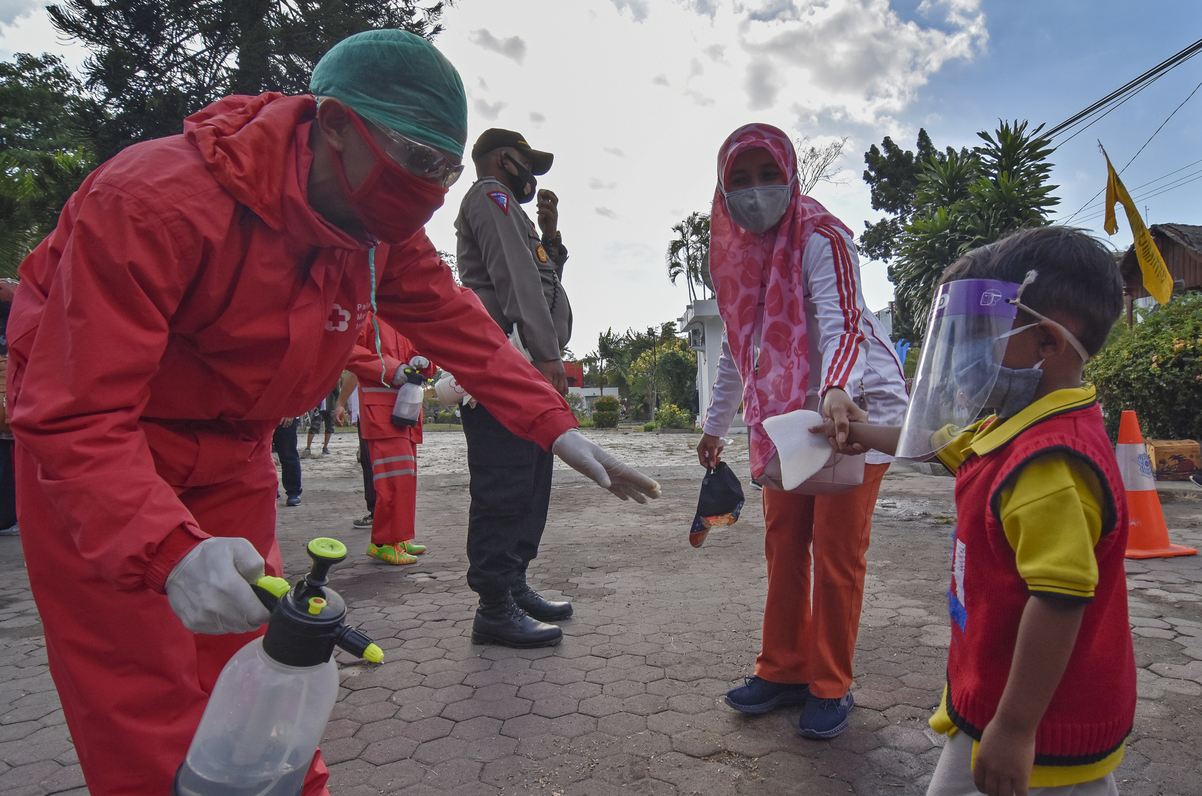 Sosialisasi protokol kesehatan di Pantai Senggigi, Lombok Barat