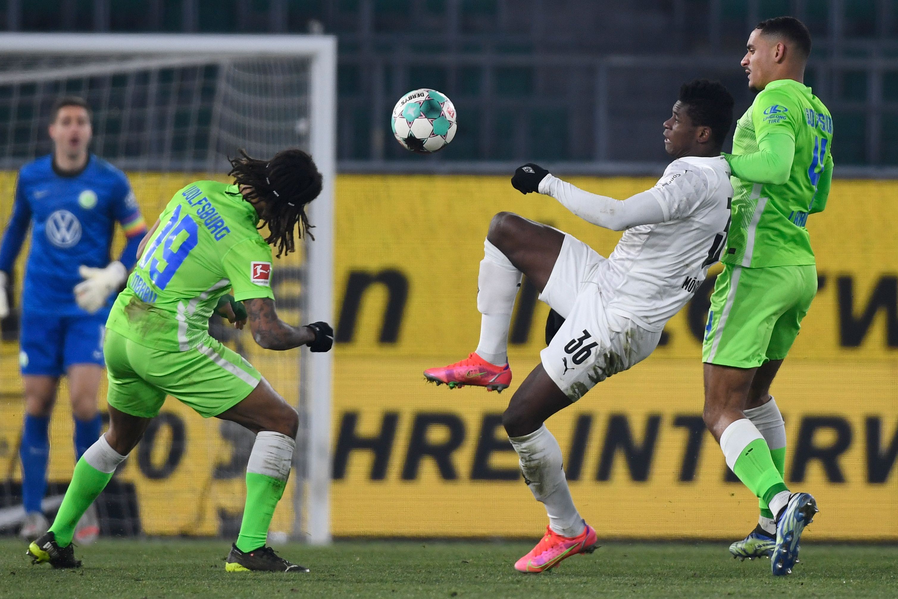 Bek Wolfsburg dari Swiss Kevin Mbabu (kiri) dan penyerang Swiss dari Moenchengladbach Breel Embolo.