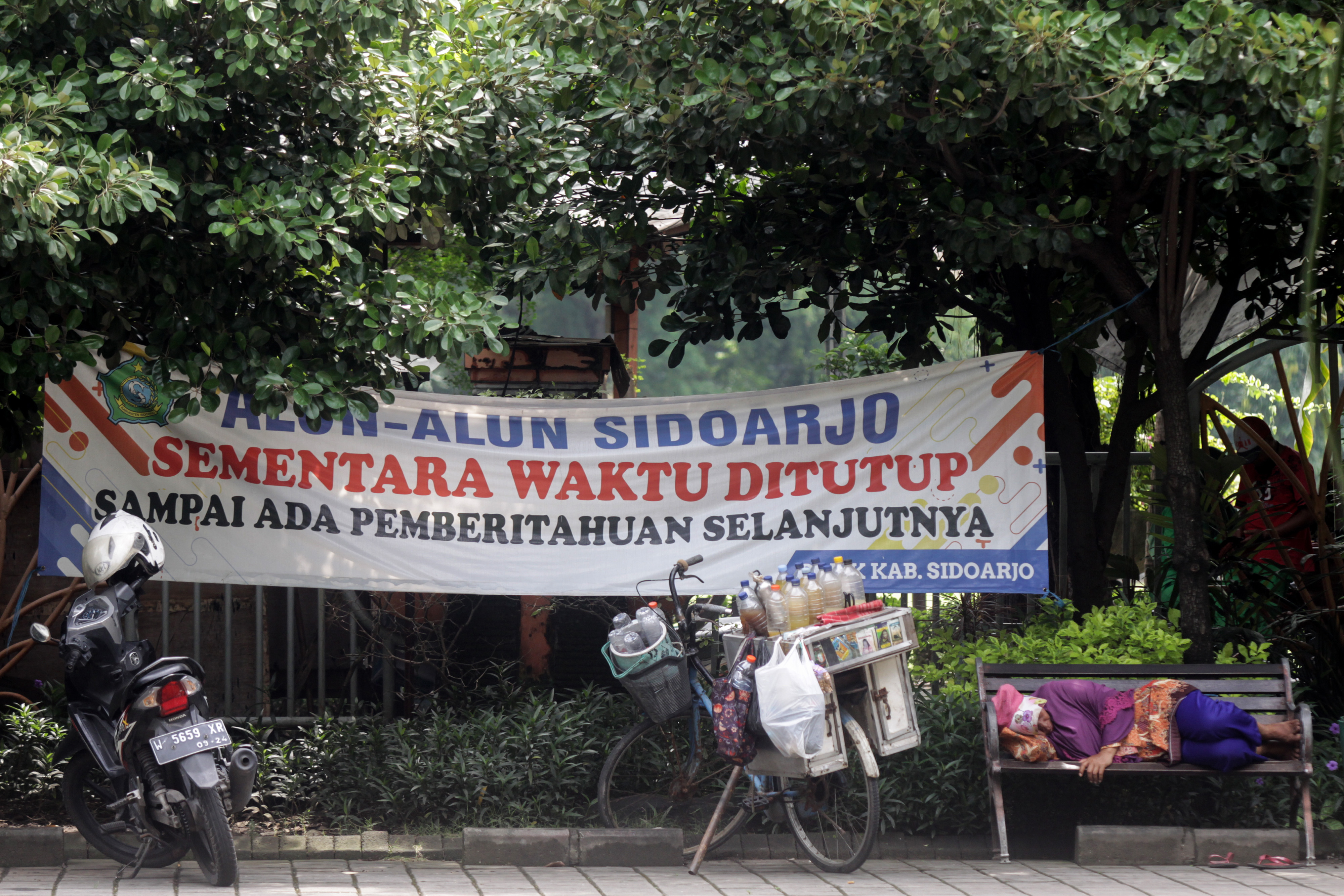 Alun-alun Sidoarjo ditutup.  