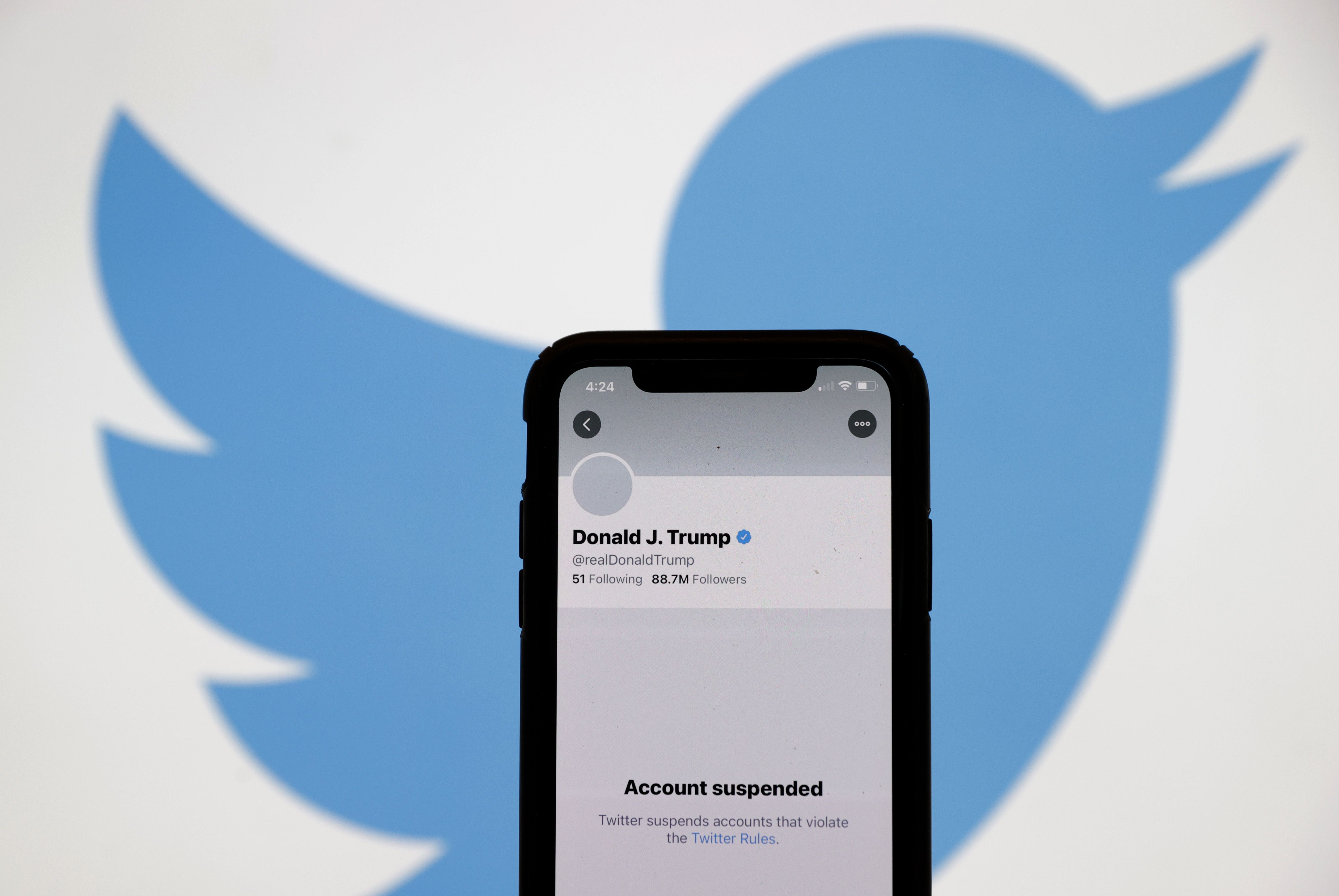 Akun Twitter Presiden Donald Trump di-suspend pada Jumat (8/1).