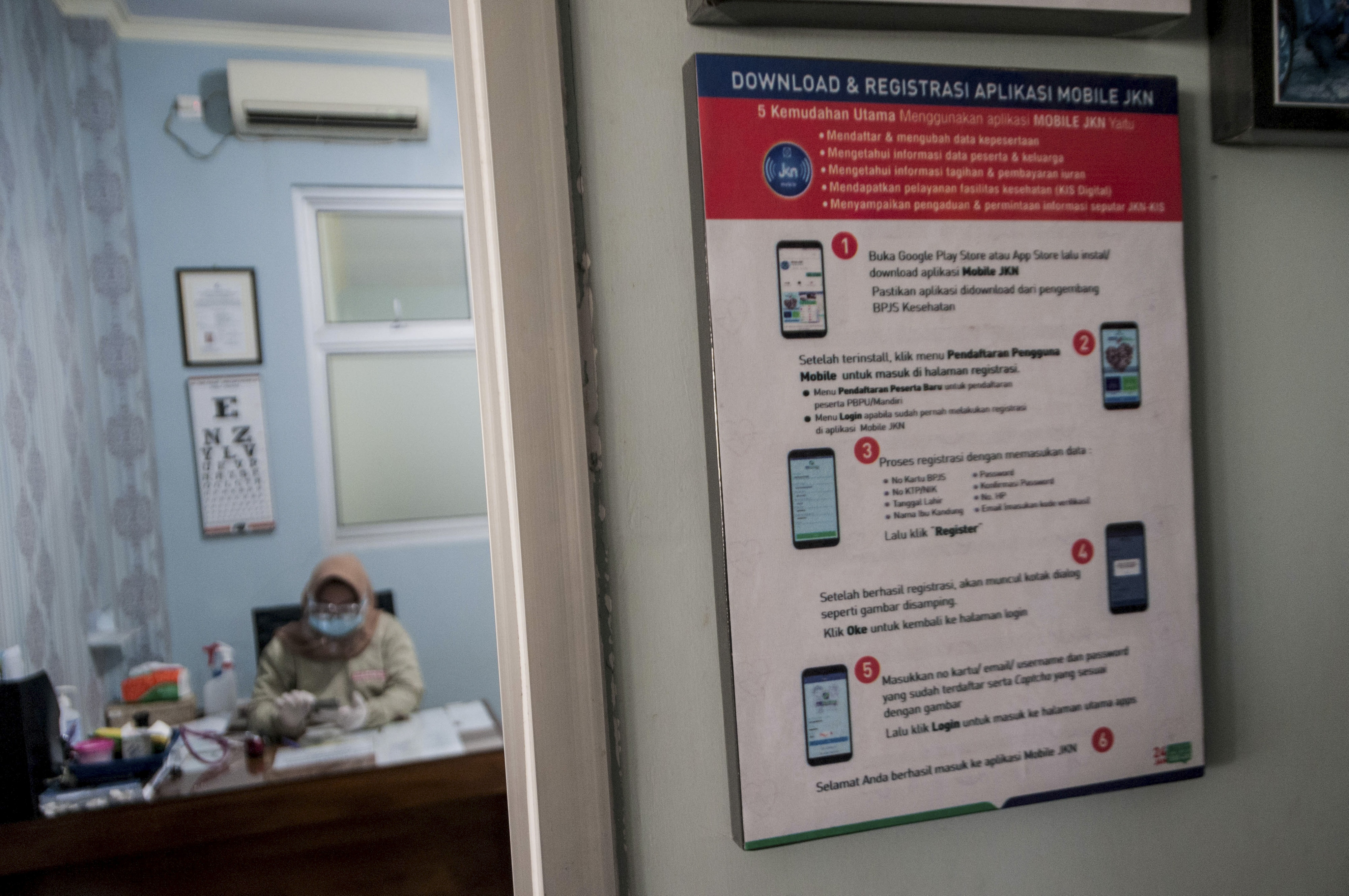 Dokter melayani konsultasi pasien peserta BPJS Kesehatan melalui aplikasi mobile JKN di Klinik Mutiara Medika, Lebak, Kamis (8/10/2020).