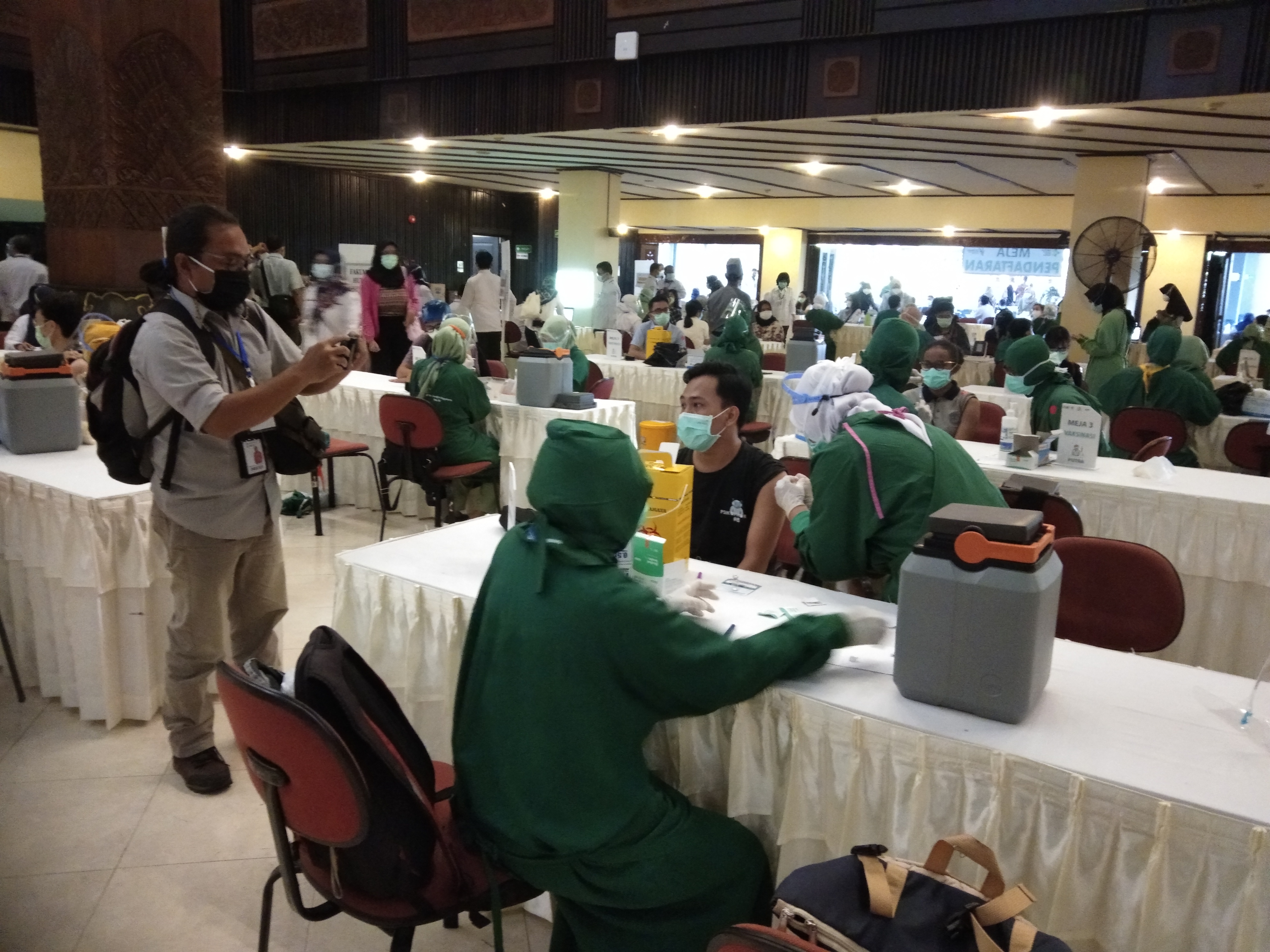 Vaksinasi Covid-19 massal tahap kedua bagi tenaga kesehatan DIY, di Grha Sabha Pramana, UGM, Kamis (11/2/2021).