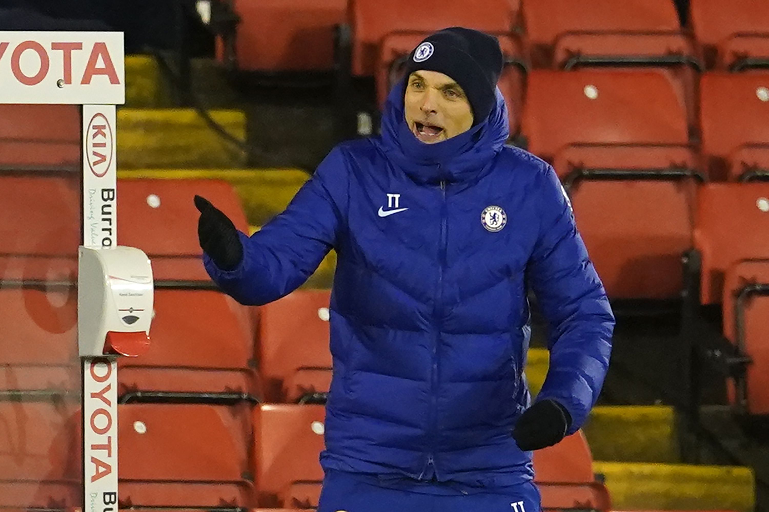 Pelatih kepala Chelsea Thomas Tuchel memberi instruksi kepada pemainnya dari sisi lapangan.