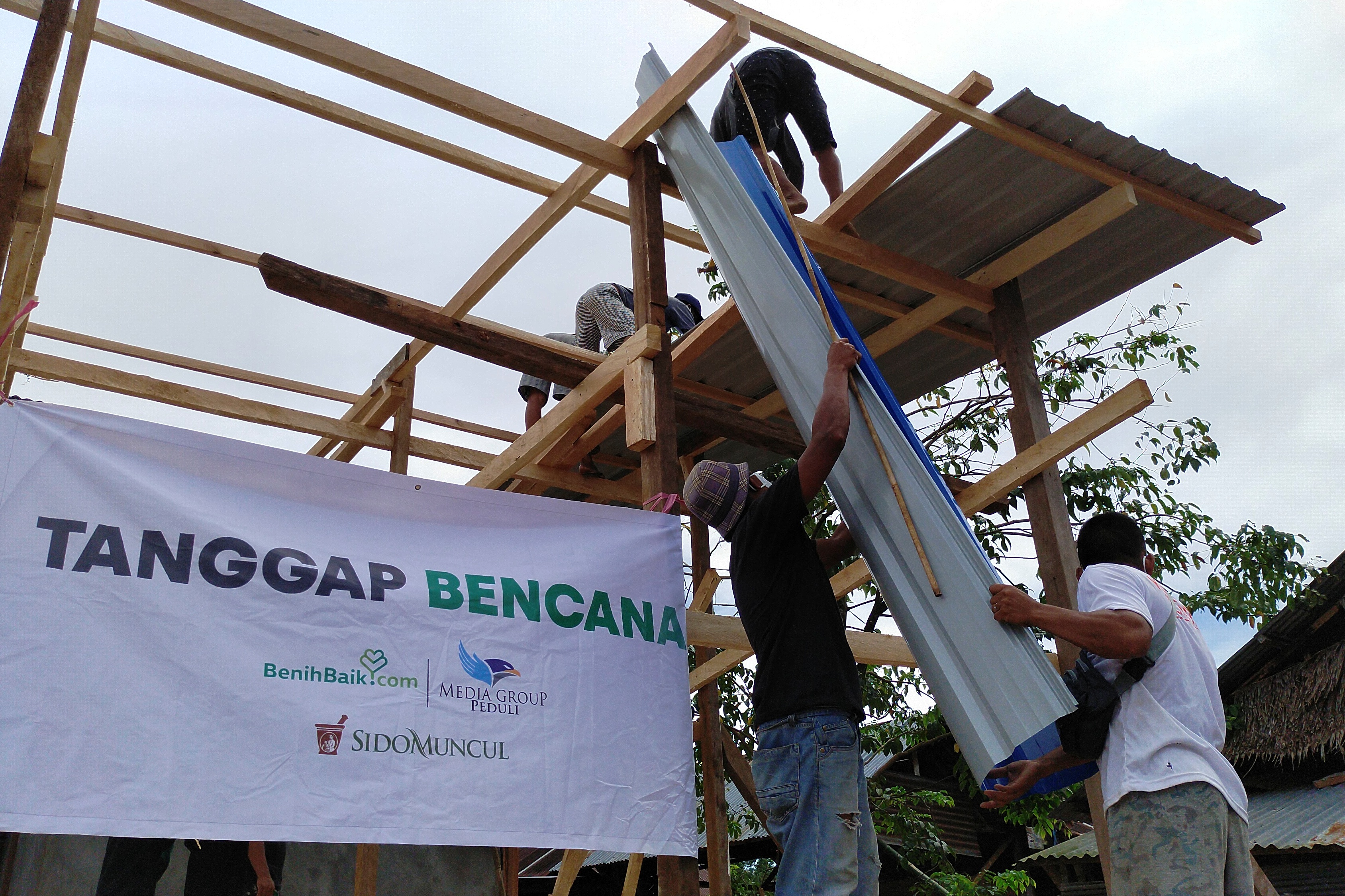 Huntara yang dibangun dan direnovasi warga secara gotong royong, dari bahan bangunan donasi BenihBaik.com, Sido Muncul, bersama Media Group.