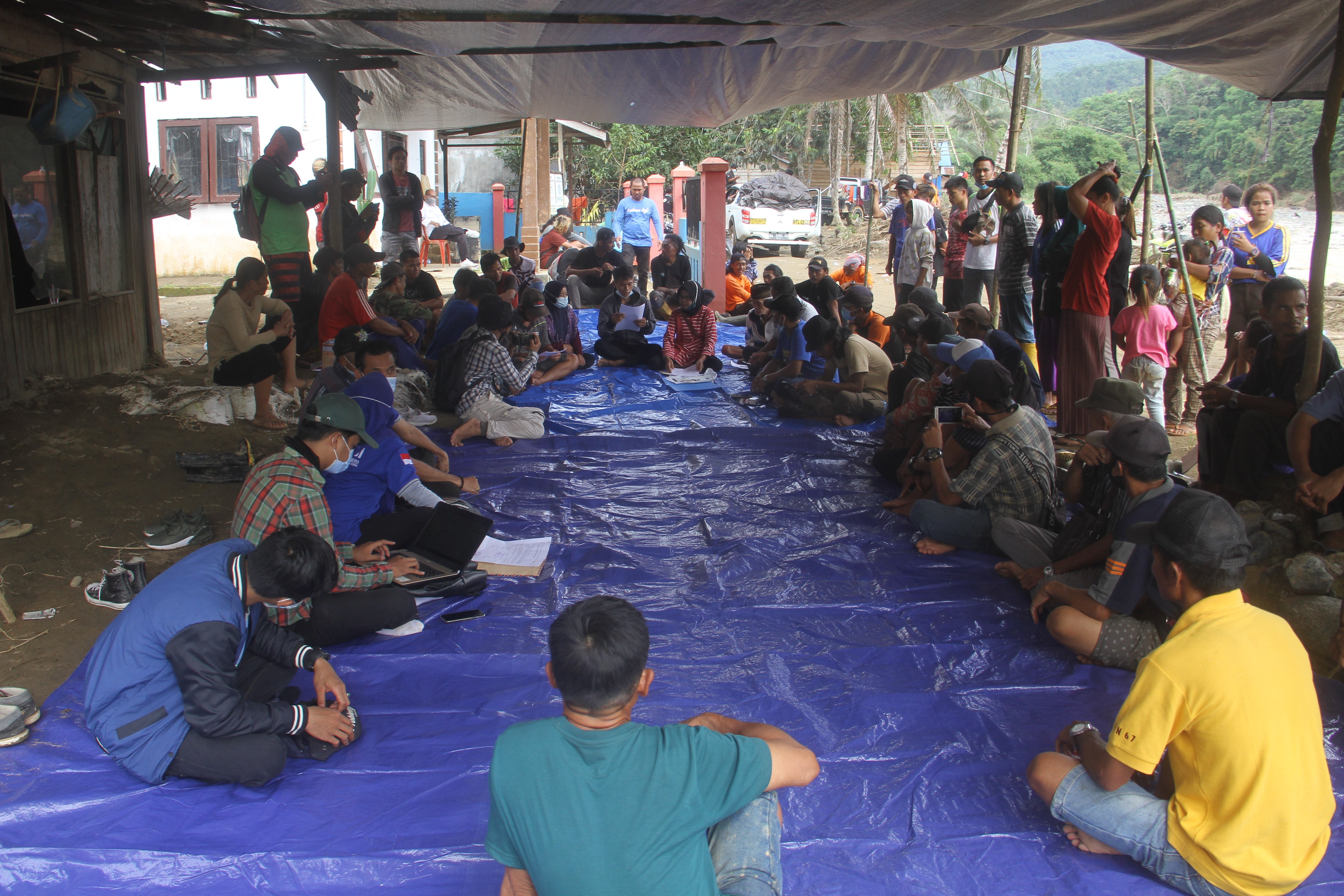 Musyawarah adat warga Desa Datar Ajab 