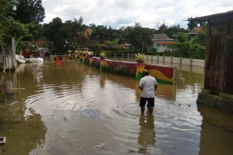 Banjir terjang Kampung Sukorejo, Giritirto bersamaan dengan dilepasnya air Waduk Gajah Mungkur.