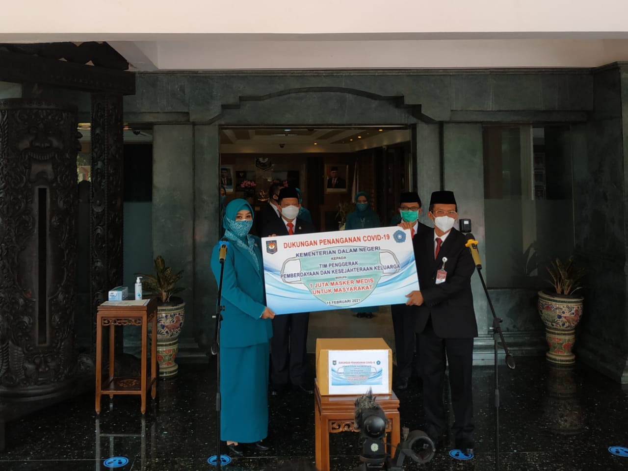 Pembagian masker kepada TP-PKK