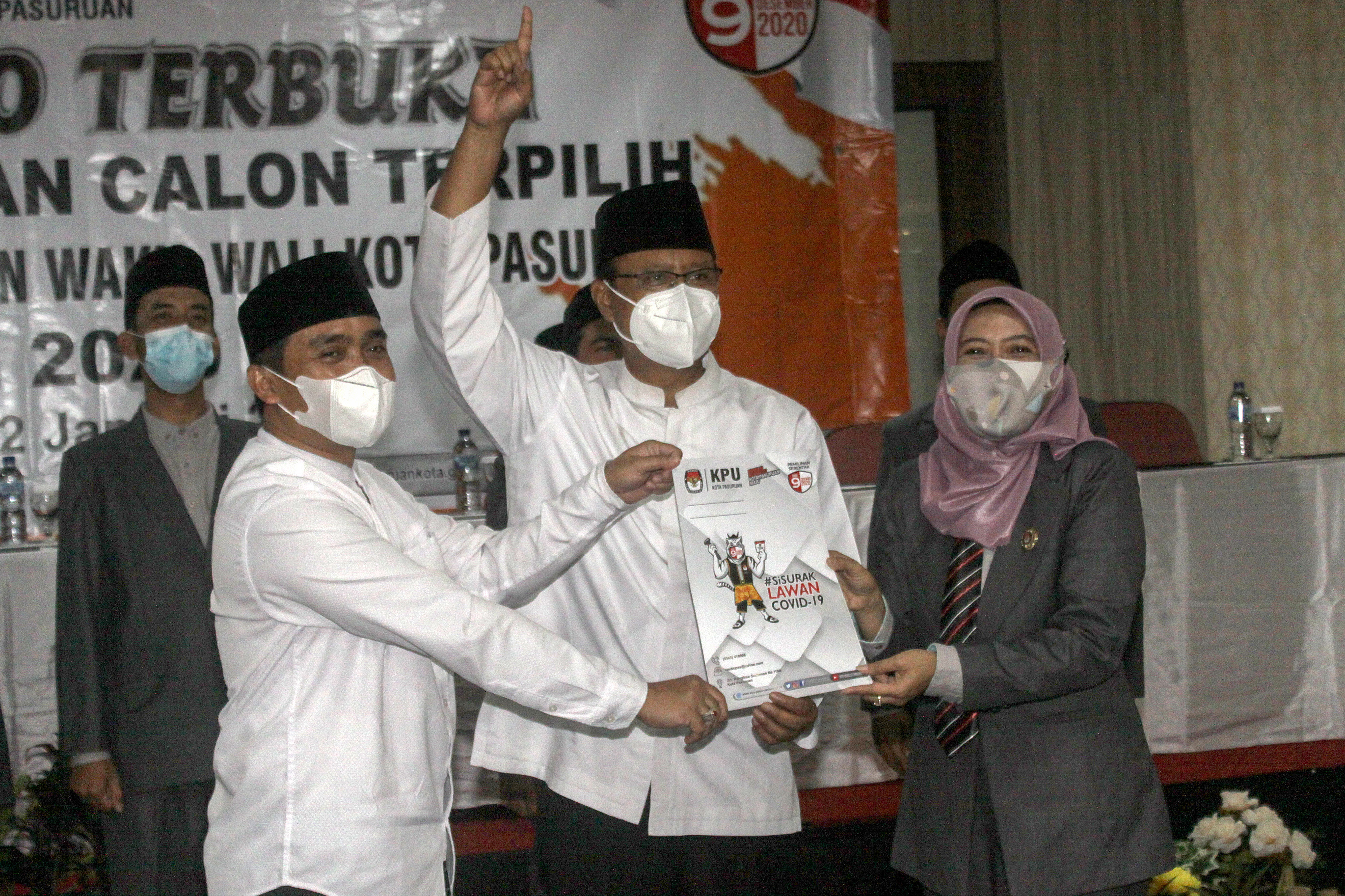 Pasangan Walikota dan Wakil Walikota Pasuruan terpilih Saifullah Yusuf (tengah) dan Adi Wibowo (kiri).
