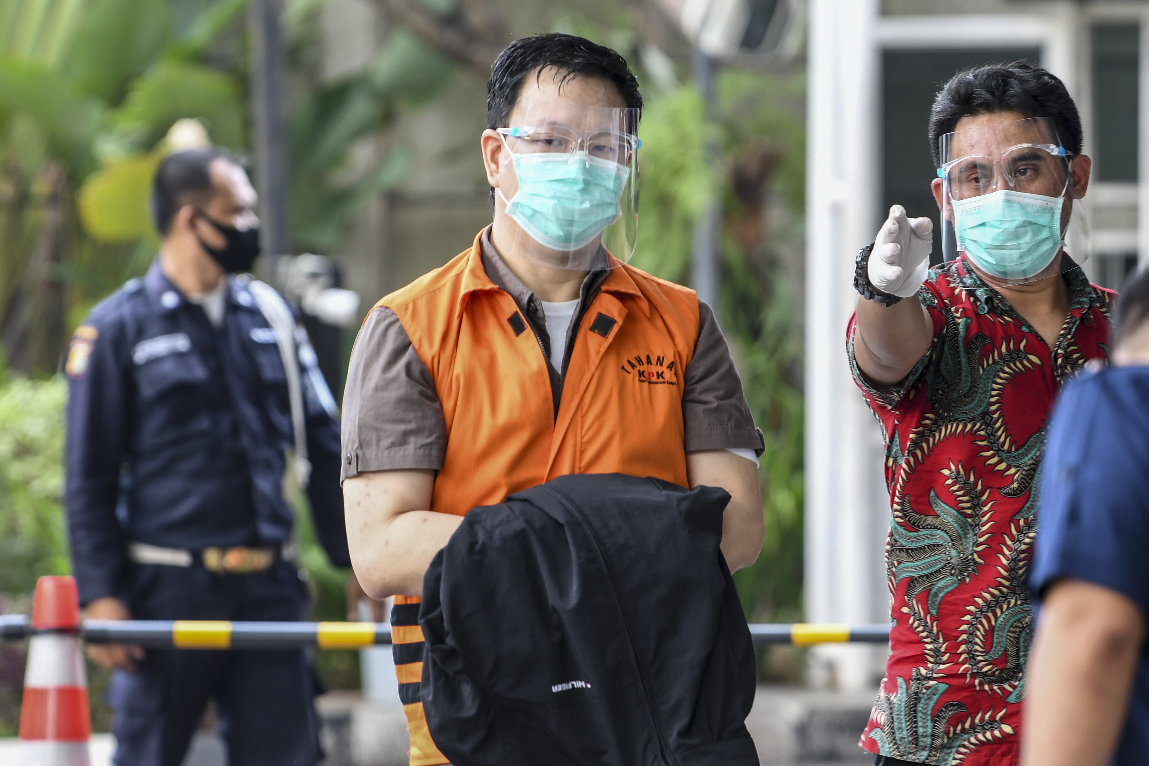  Direktur PT Multicon Indrajaya Terminal (MIT) Hiendra Soenjoto (tengah), tersangka penyuap mantan Sekretaris MA Nurhadi Abdurrachman.