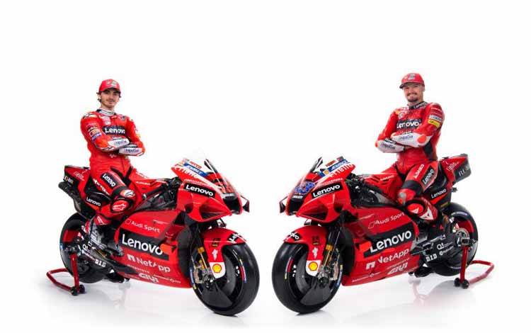 Pembalap tim Ducati Francesco Bagnaia (kiri) dan Jack Miller (kanan) memamerkan tunggangan baru mereka untuk musim MotoGP 2021.
