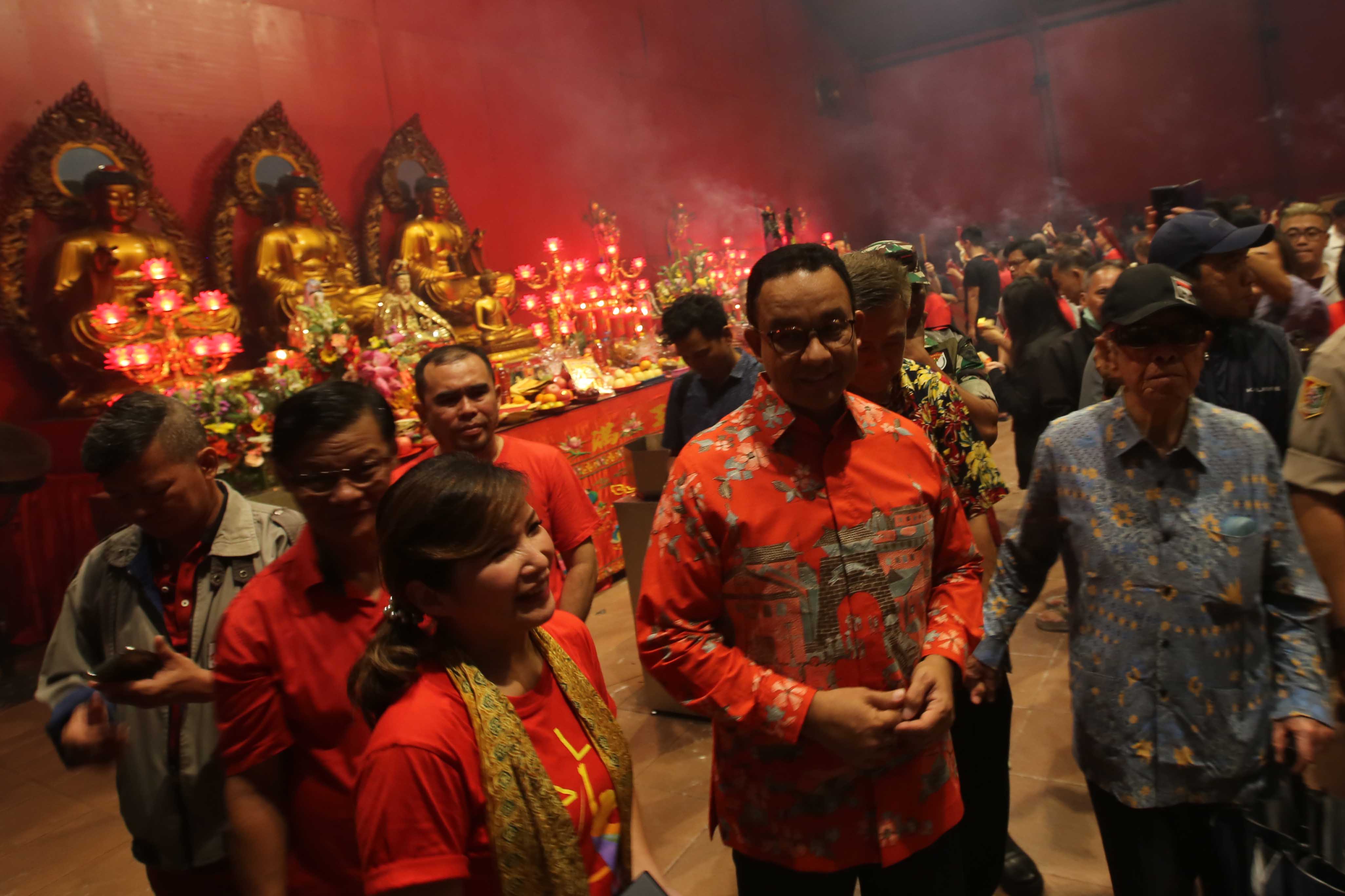 Gubernur Provinsi DKI Jakarta, Anies Baswedan menyambut malam pergantian Tahun Baru Imlek 2571 (2020)  di Wihara Dharma Bakti Jakarta Barat.
