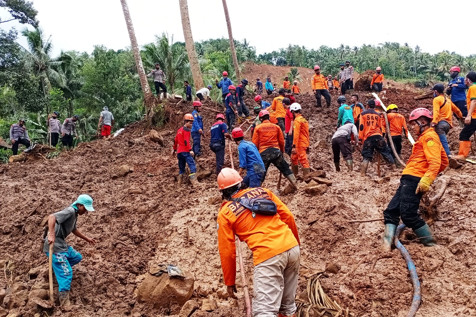  Proses pencarian korban longsor di Desa Kalijering, Kecamatan Padureso, Kebumen.