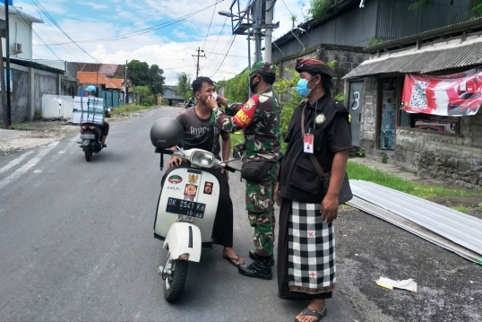 PPKM Mikro, Desa Pemecutan Kaja Denpasar Rutin Bagi Masker Gratis