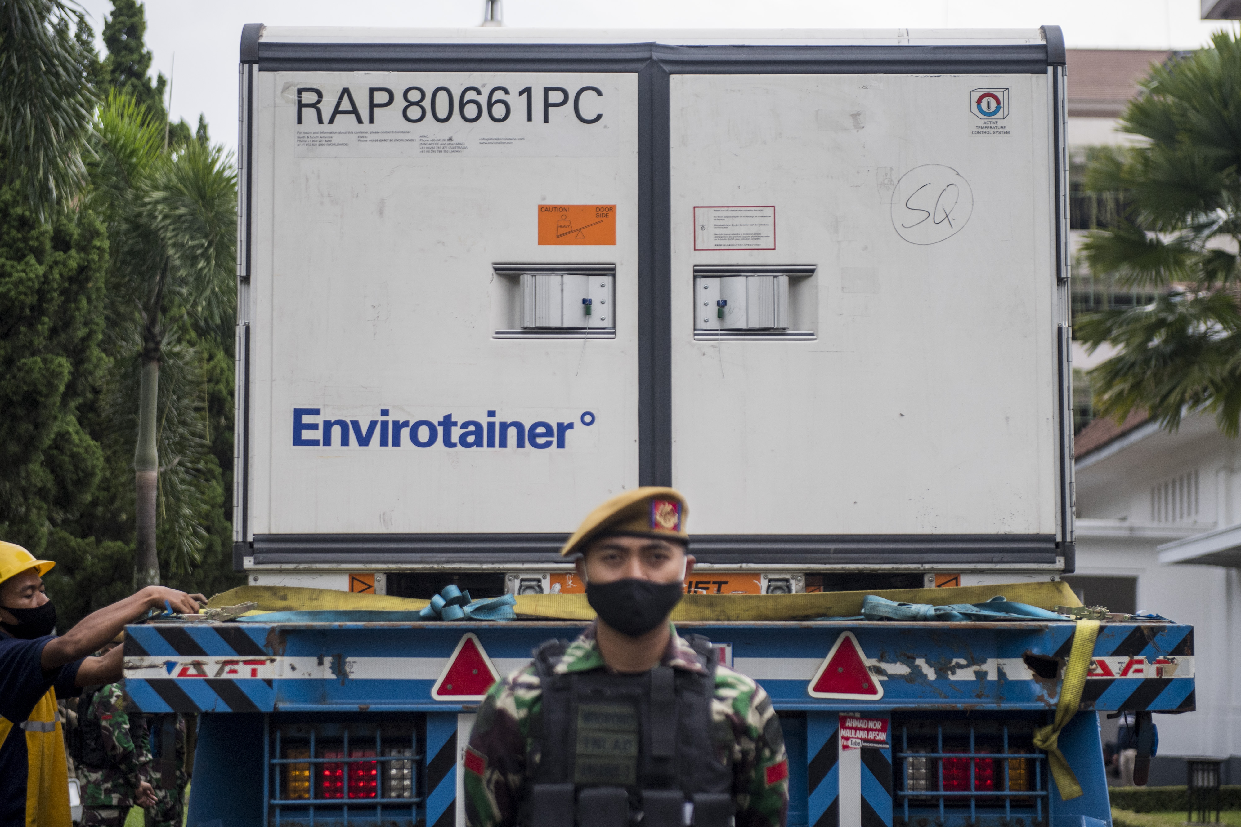Prajurit TNI berjaga di dekat Envirotainer berisi bahan baku vaksin COVID-19 Sinovac, di Bio Farma, Bandung, Jawa Barat, Selasa (2/2).