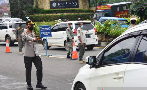 Kapolres Bogor Bogor, AKBP Harun saat pemeriksaan yustisi di Gadog, Ciawi, Kabupaten Bogor, Jawa Barat, Sabtu (6/2/2021). 