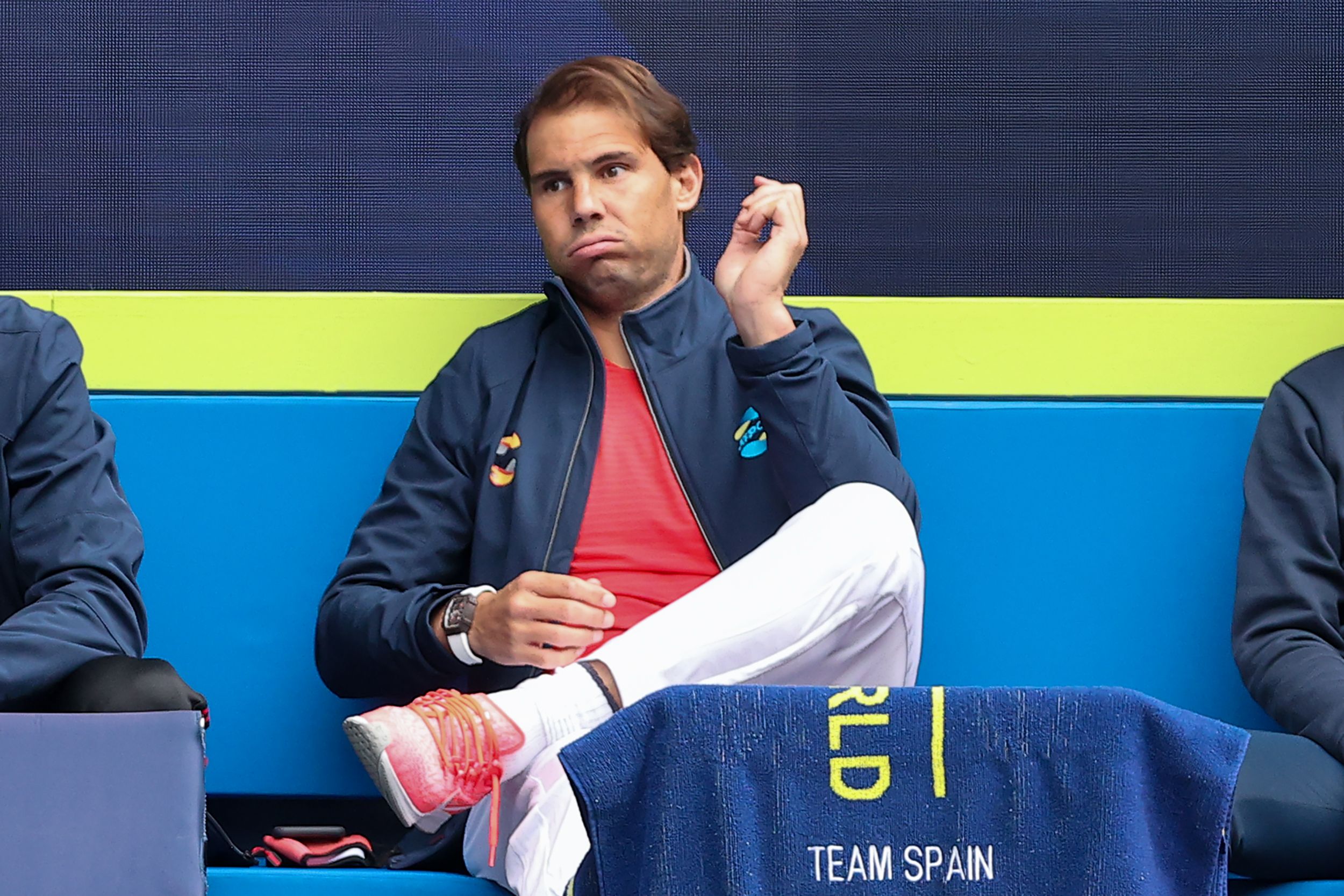 Petenis Rafael Nadal hanya duduk di sisi lapangan saat laga pembuka antara tim Spanyol melawan tuan rumah Australia di Piala ATP 2021. 