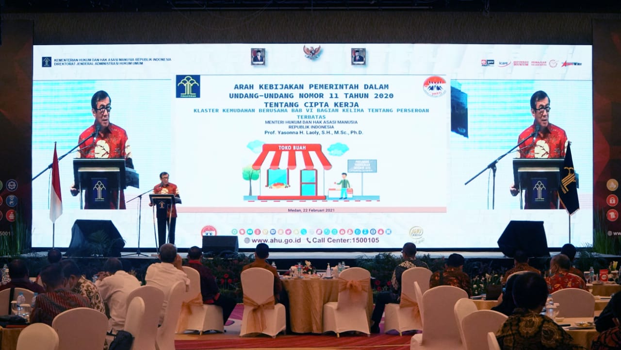 Menkumham Yasonna Laoly memberi sambutan pada diskusi interaktif mengenai arah kebijakan pemerintah dalam UU Nomor 11 Tentang Cipta Kerja . 