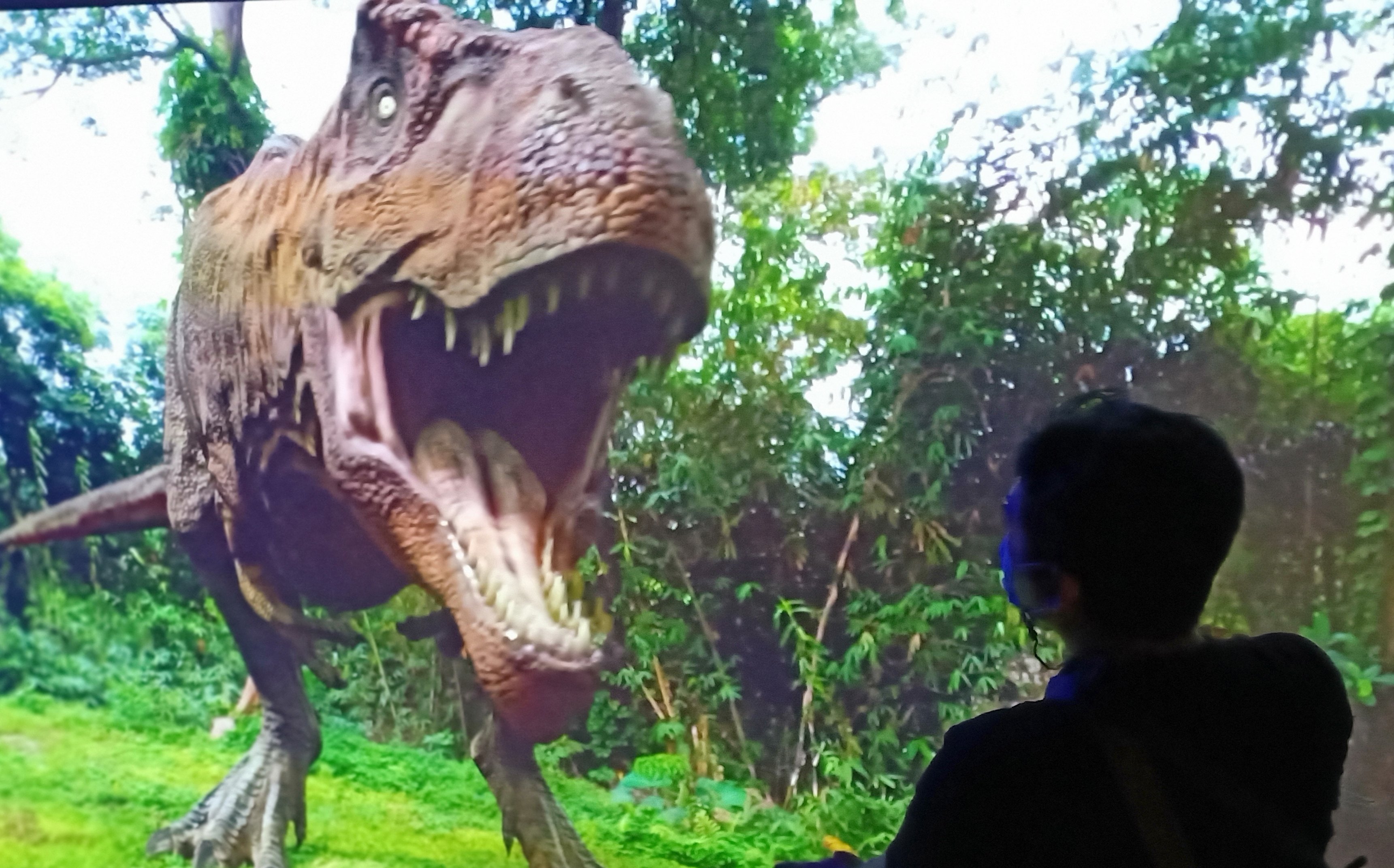 Pengunjung mencoba wahana Bigdino Feeding Dinosaurus di kawasan objek wisata The Great Asia Africa Lembang, Sabtu (13/2/2021).