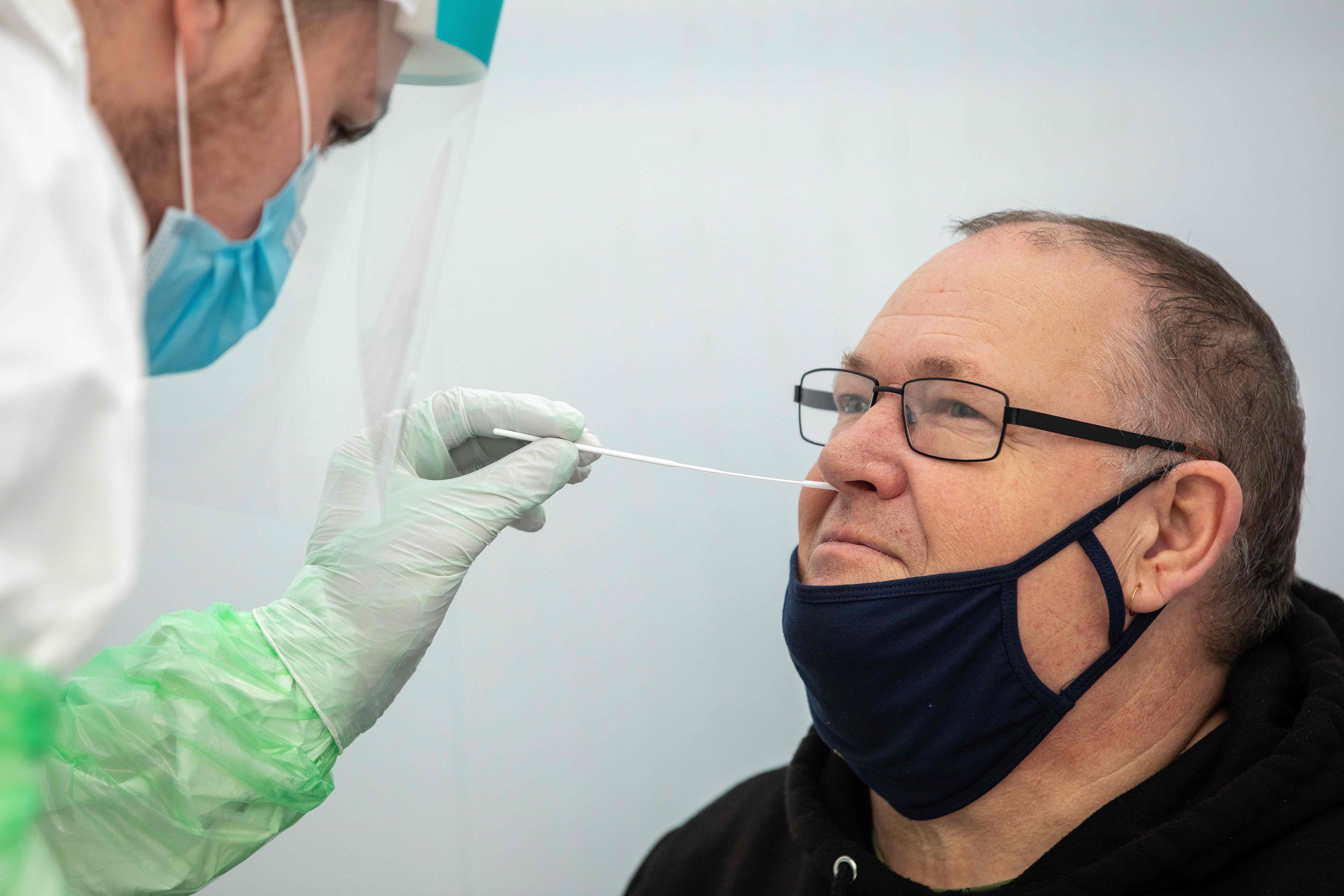 Seorang sopir truk menjalani swab test saat akan melakukan perjalanan dari Dublin, Irlandia.