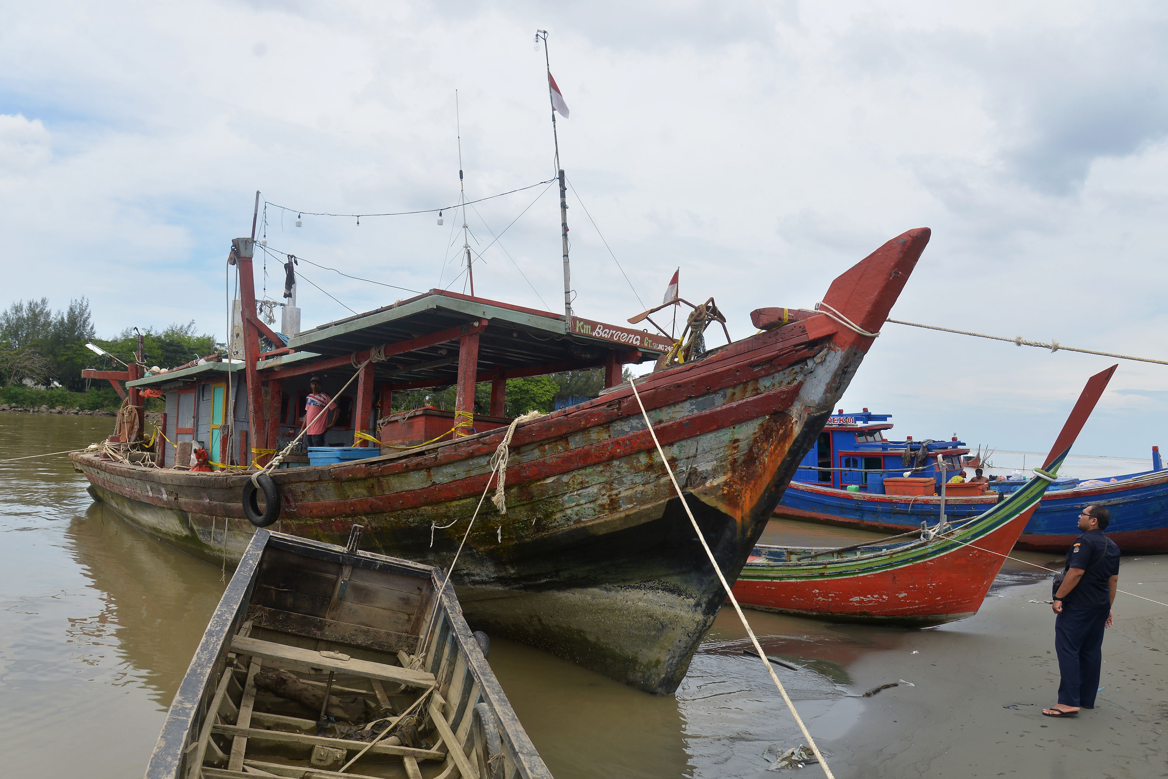Kapal nelayan lokal, KM Baroena, ditangkap di perairan Aceh Utara karena melakukan illegal fishing. 