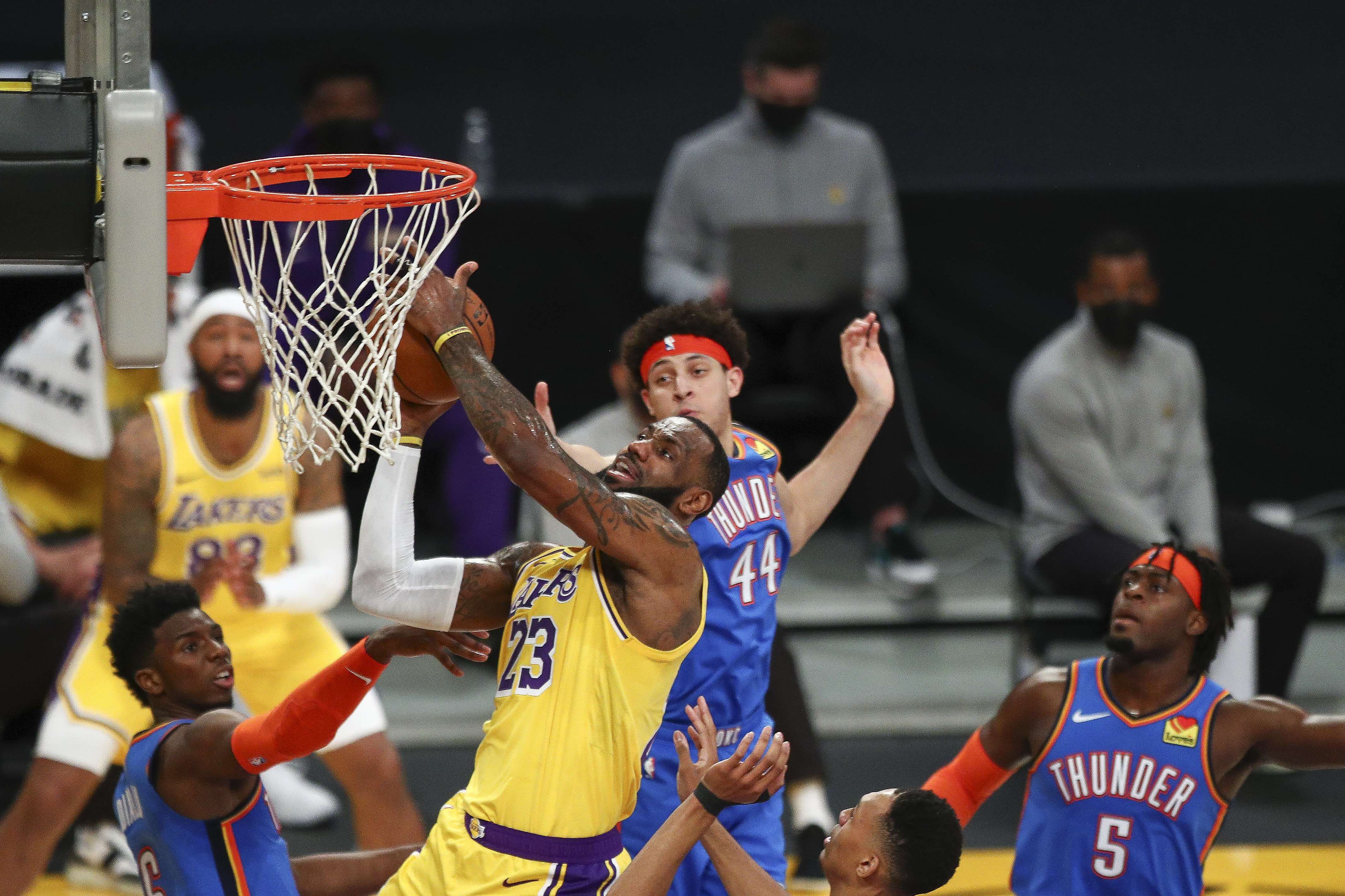 LeBron James #23 dari Los Angeles Lakers melakukan pukulan melawan Oklahoma City Thunder di Staples Center, Senin (8/2), di LA, AS.