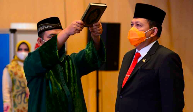 Menteri Perhubungan Budi Karya Sumadi melantik Kepala Badan SAR Nasional yang baru Marsekal Muda Henri Alfiandi  di Kementerian Perhubungan,